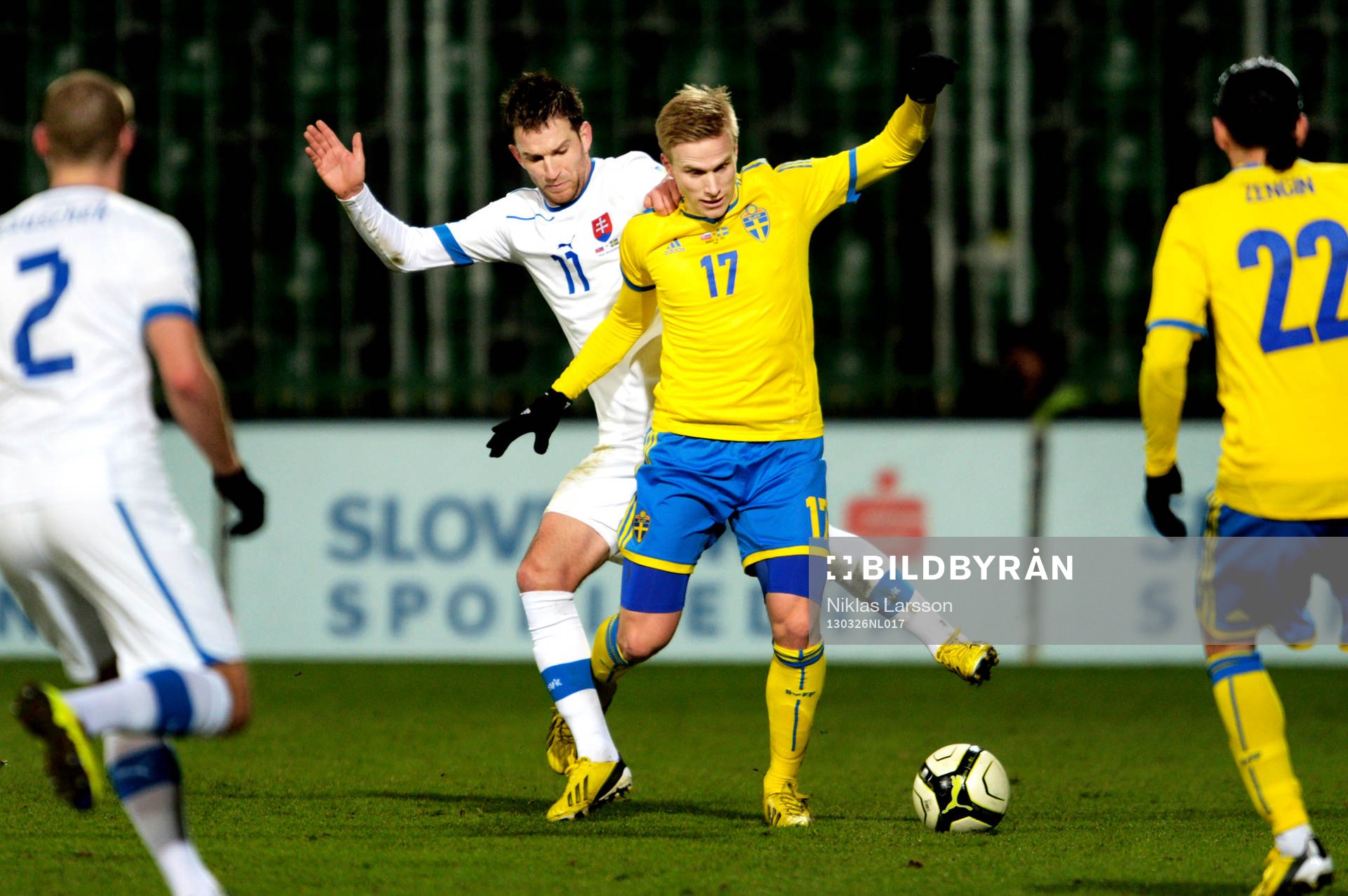 Oscar Wendt, Sverige, i kamp om bollen med Marek Bako