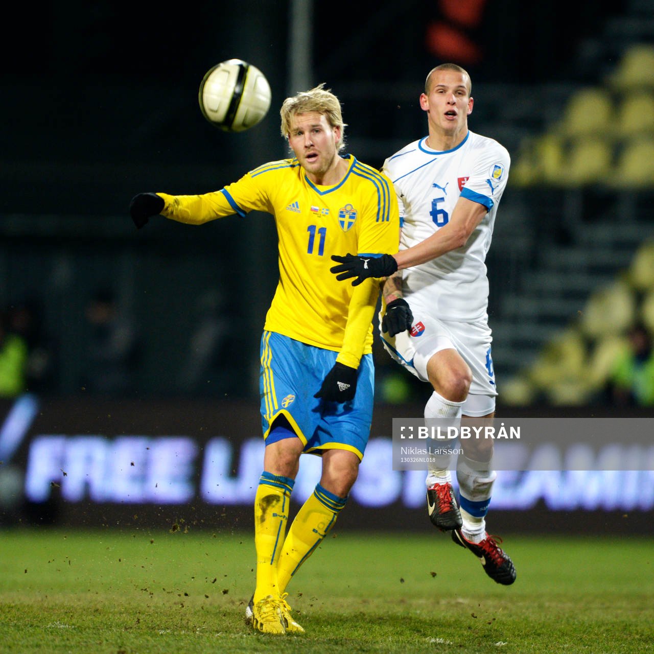 Ola Toivonen, Sverige, i kamp om bollen med Richard Lásik,