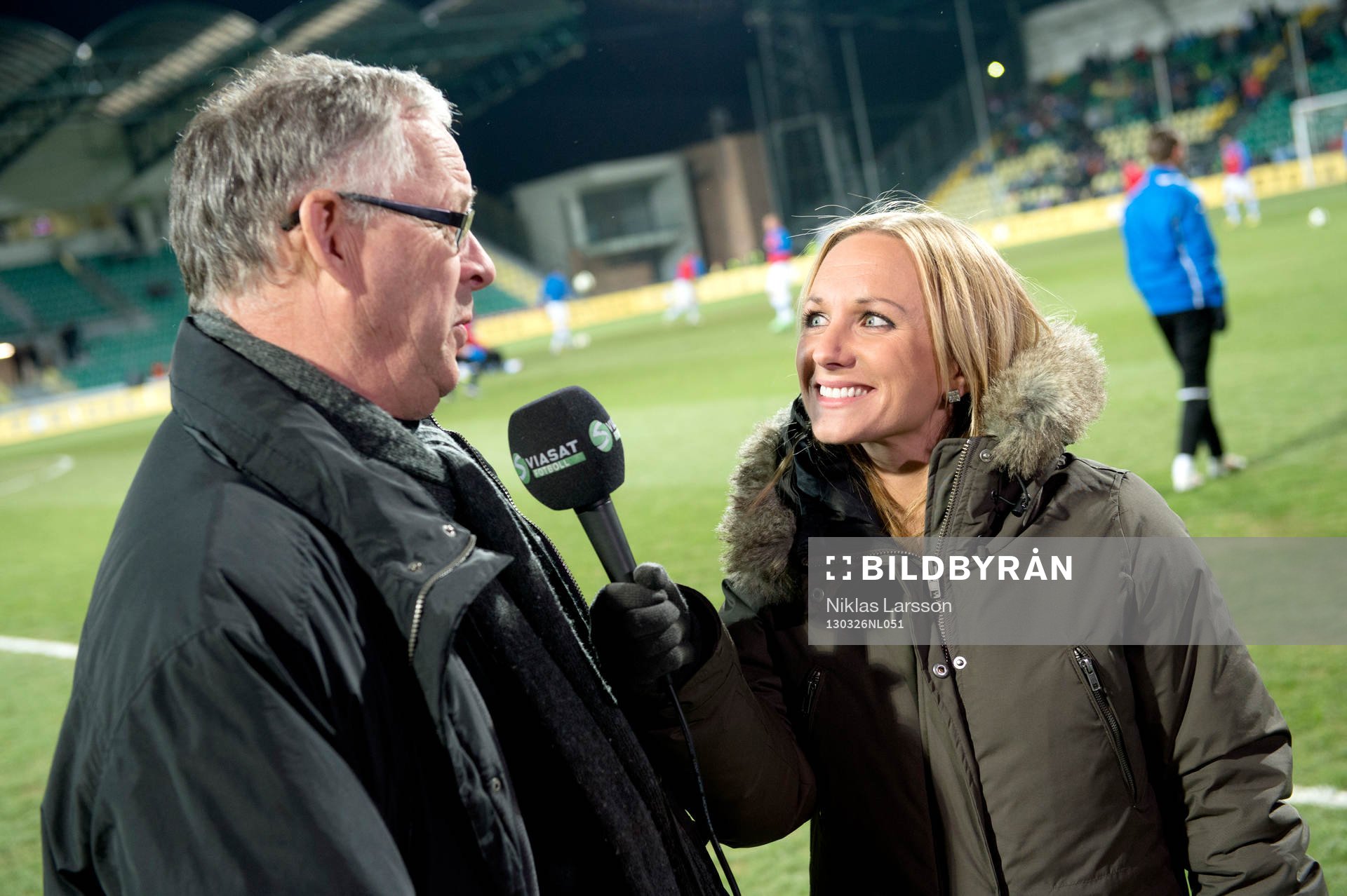 Kommentator på Viasat fotboll intervjuar Lars Lagerbäck