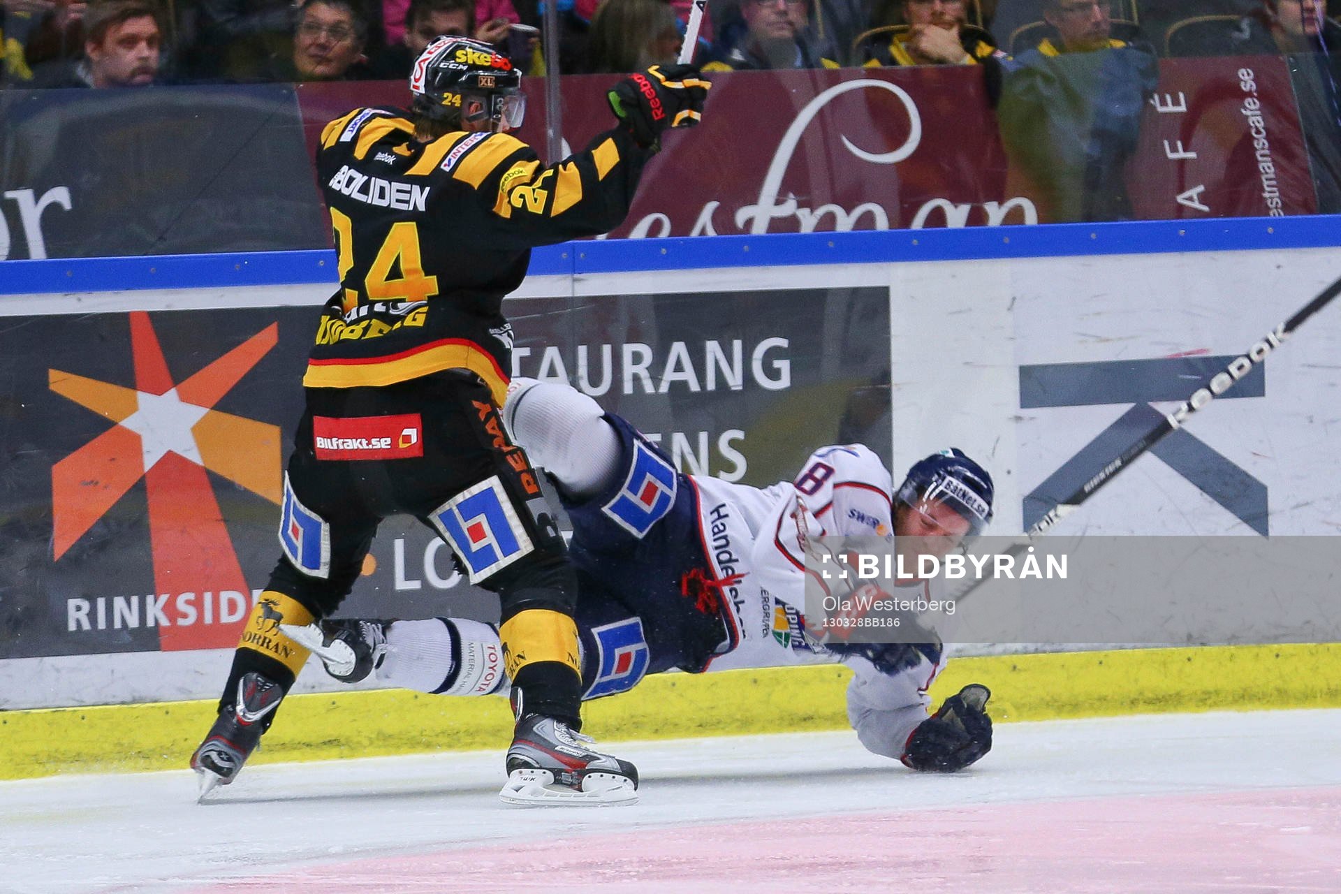 Skellefteås Oscar Lindberg tacklar ner Linköpings Albin