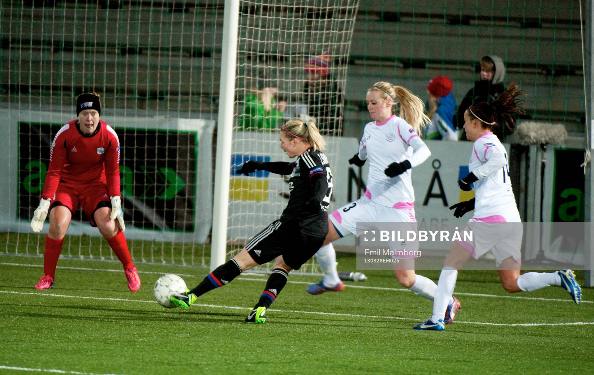 Eugenie Le Sommer, Lyon har ett skott mot Thora