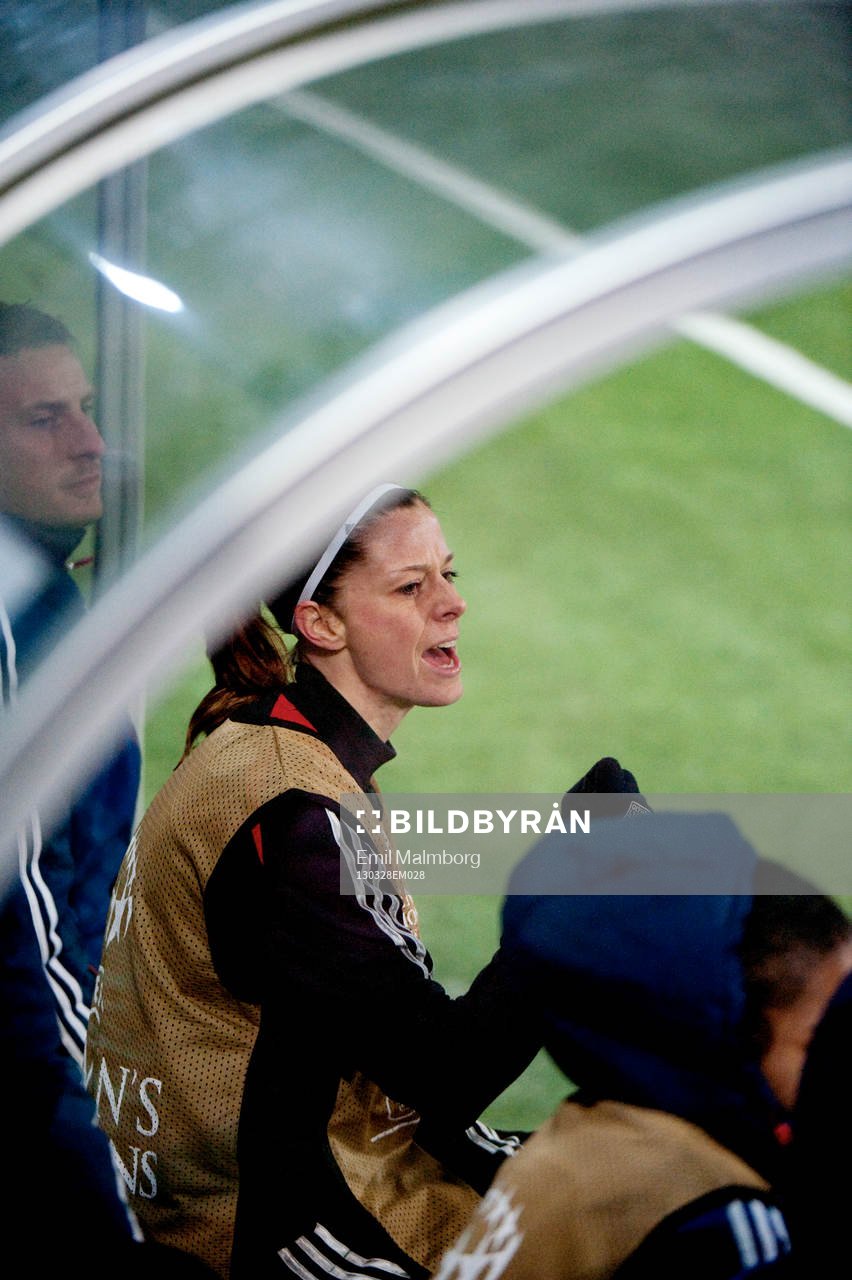 Lotta Schelin, Lyon jublar åt 3-0. Jubel