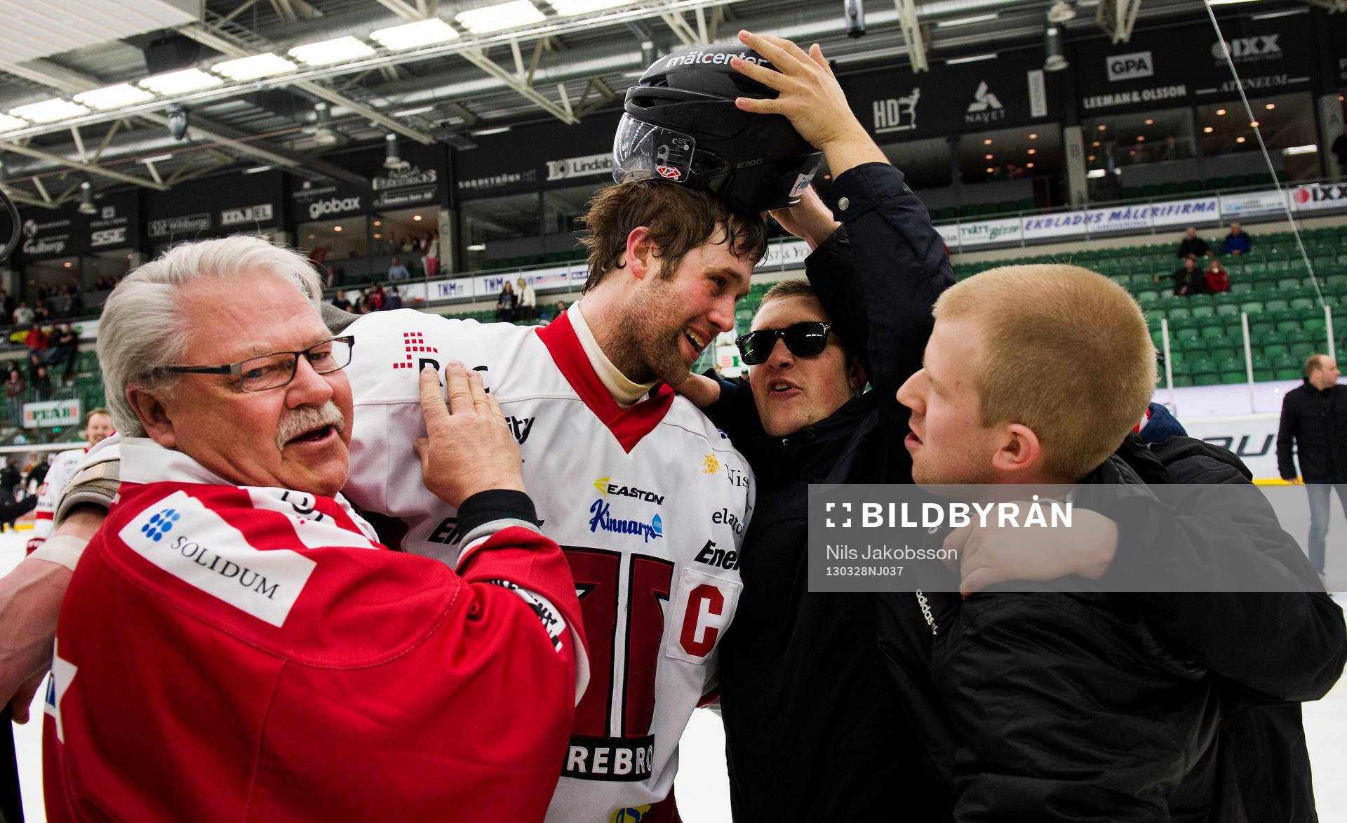 Henrik Löwdahl, Örebro, kramas om av fansen