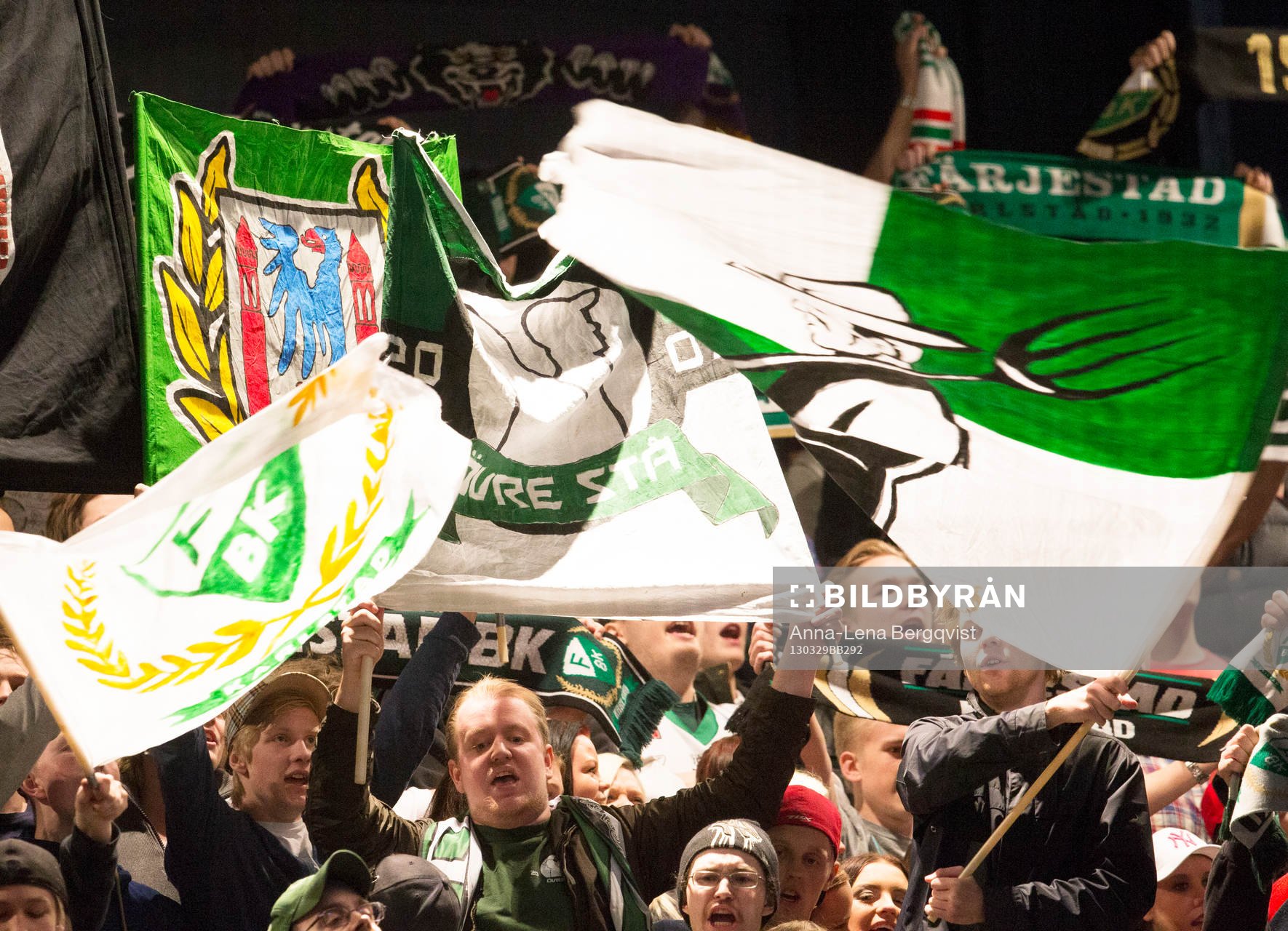 Färjestadsupporter hejar på sitt hemmalag i underläge