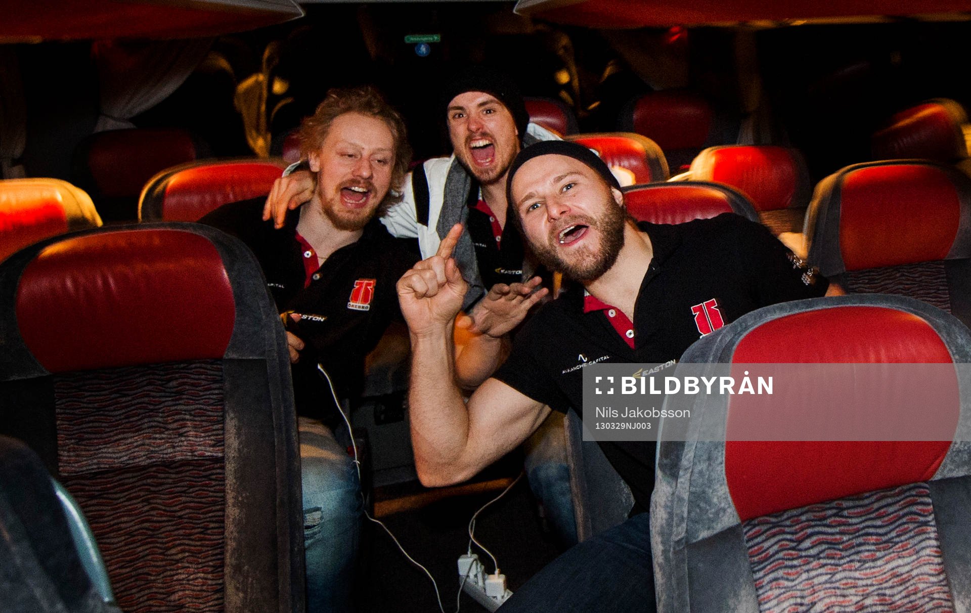 Marcus Weinstock, och andra i Örebro jublar högt i bussen