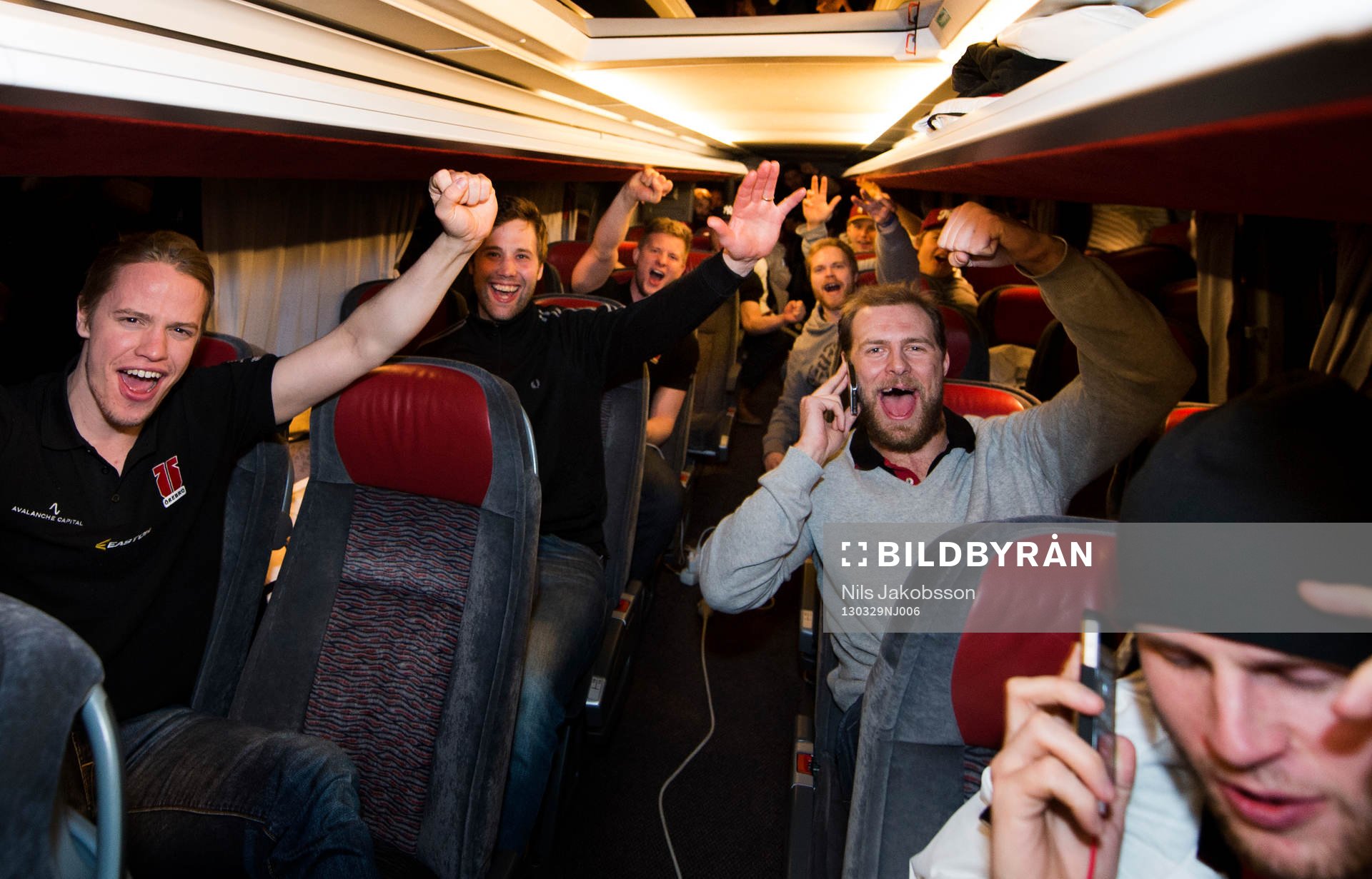 spelare i Örebro, jublar i bussen på väg hem