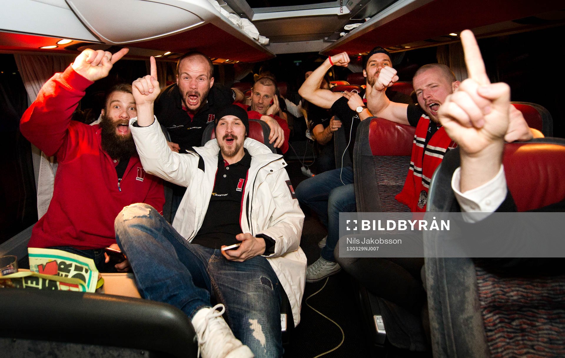 Emil Kåberg och andra i Örebro jublar högt i bussen på