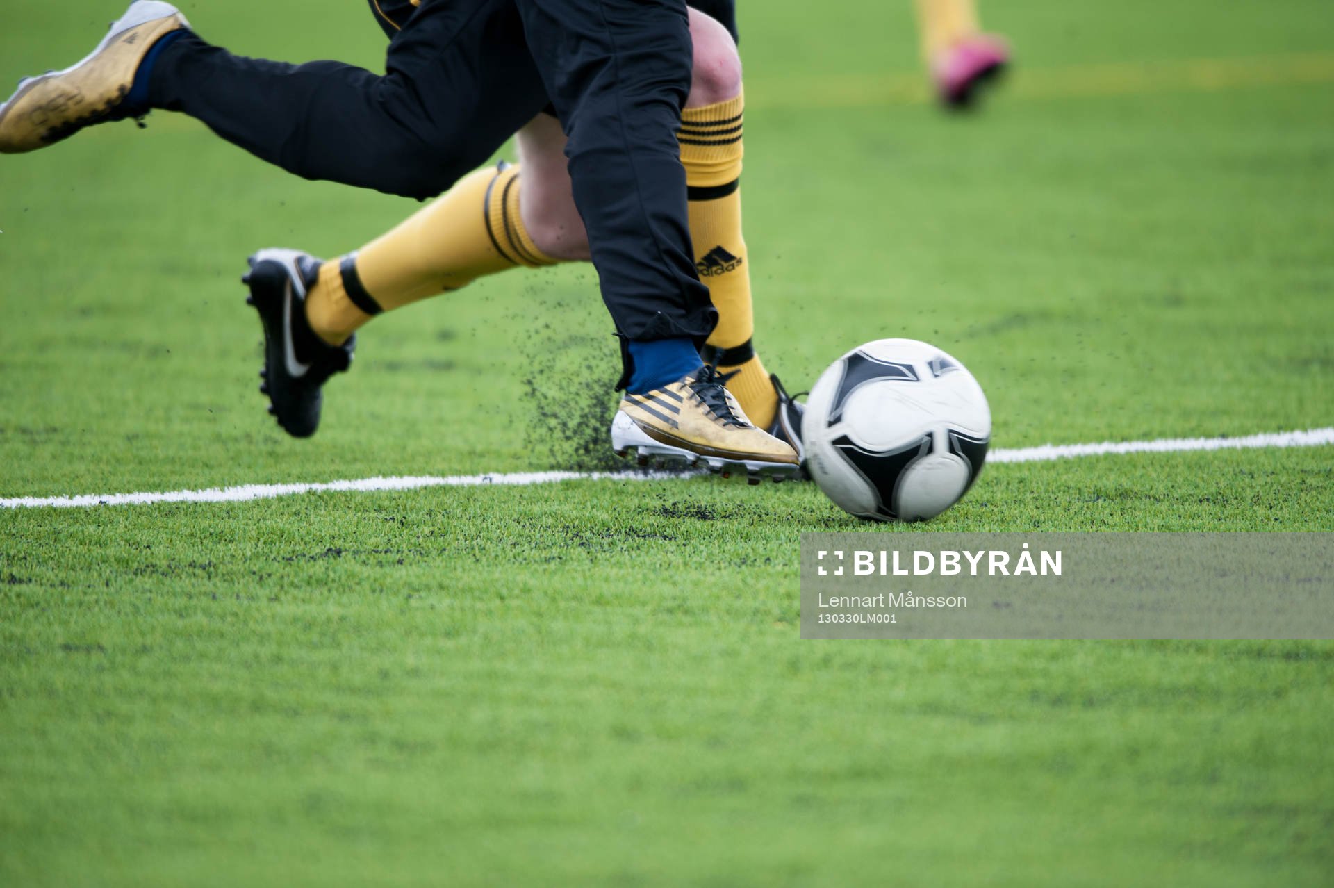 Konstgräs, fot, fötter, fotboll, granulat, fotbollsskor