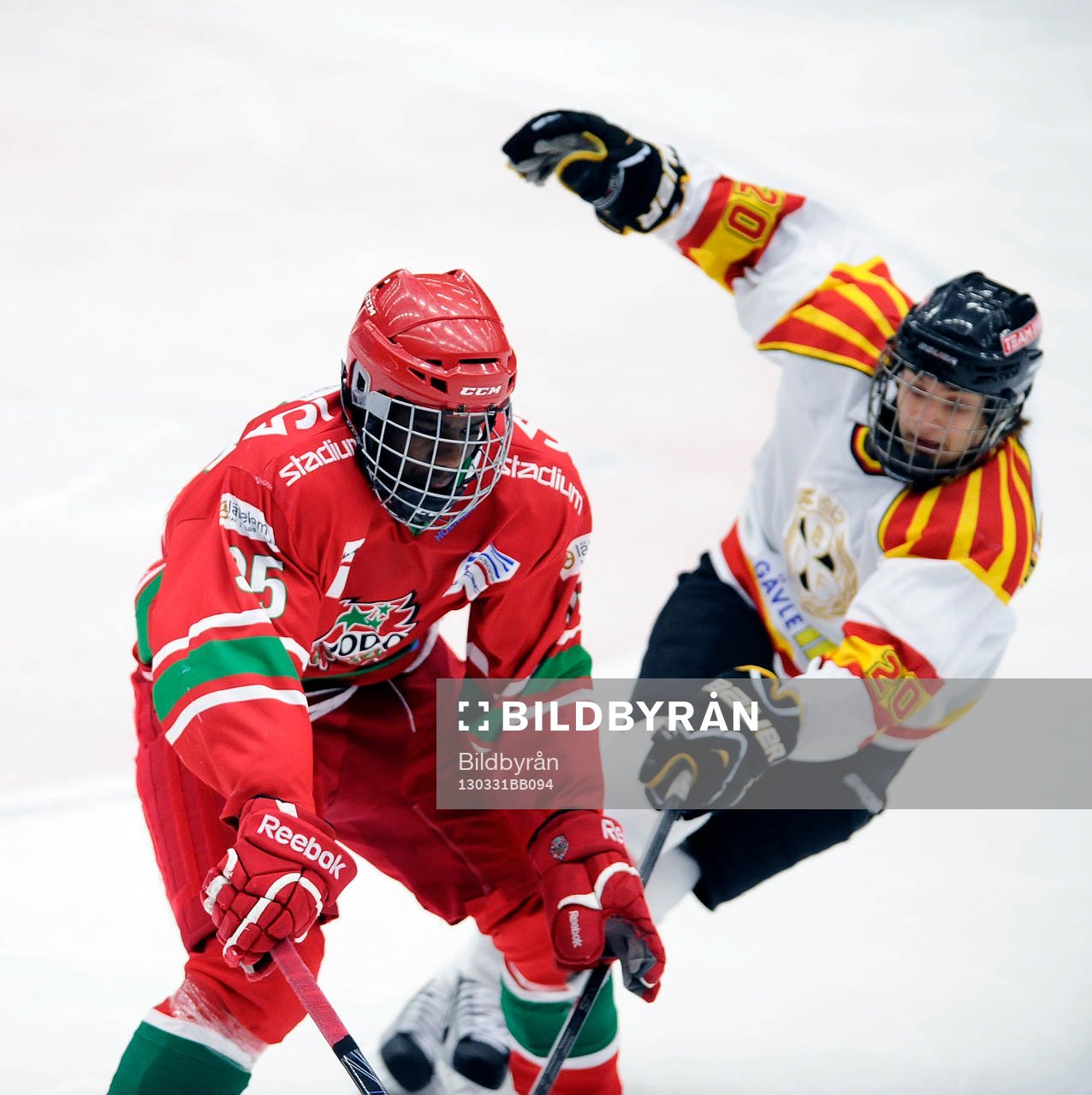 Modos nr 35 Daniel Muzito-Bagenda och Brynäs nr 20 Adam