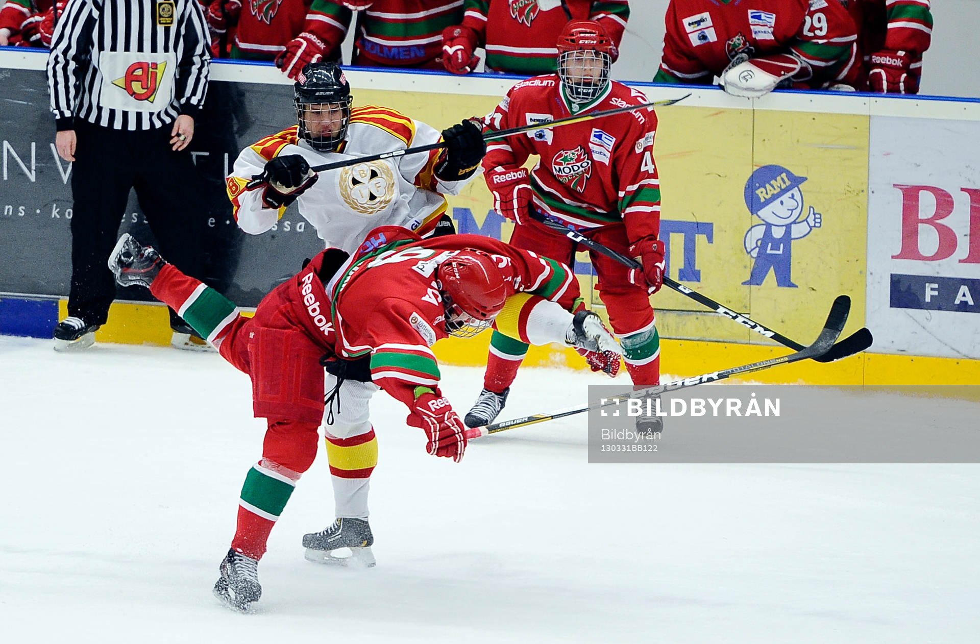 Brynäs nr 38 Oskar Lindblom och Modos nr 9 Dmytro Timashov