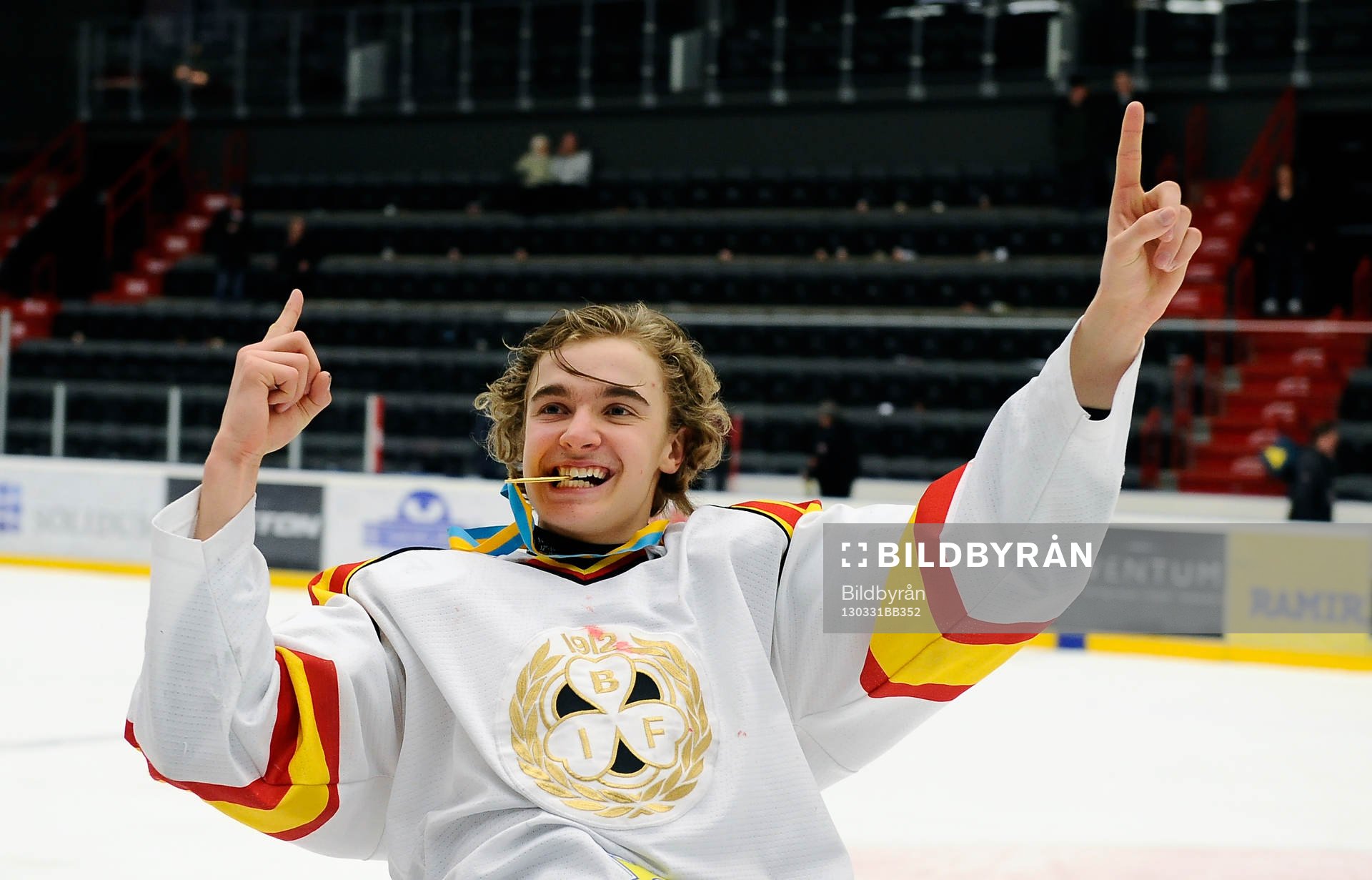 Brynäs nr 20 Adam Brodecki ger segertecken och biter i