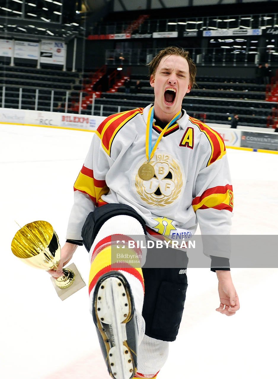 Brynäs nr 23 Marcus Lindblom jublar med pokalen i handen