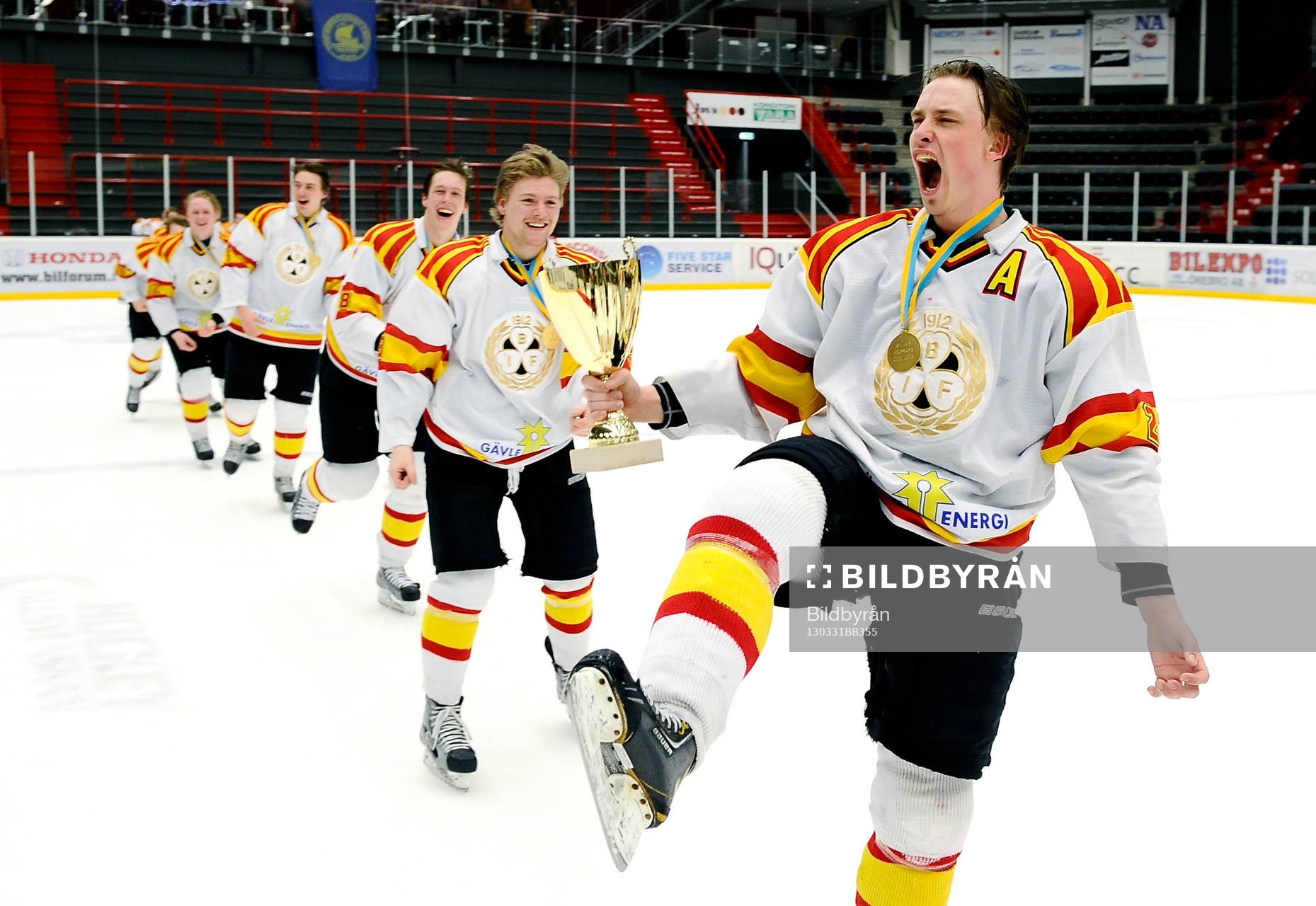 Brynäs nr 23 Marcus Lindblom gör vågen med pokalen i