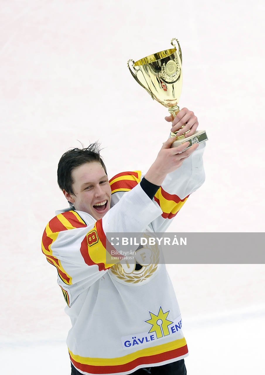 Brynäs lagkapten nr 8 Mattias Göransson håller upp SM