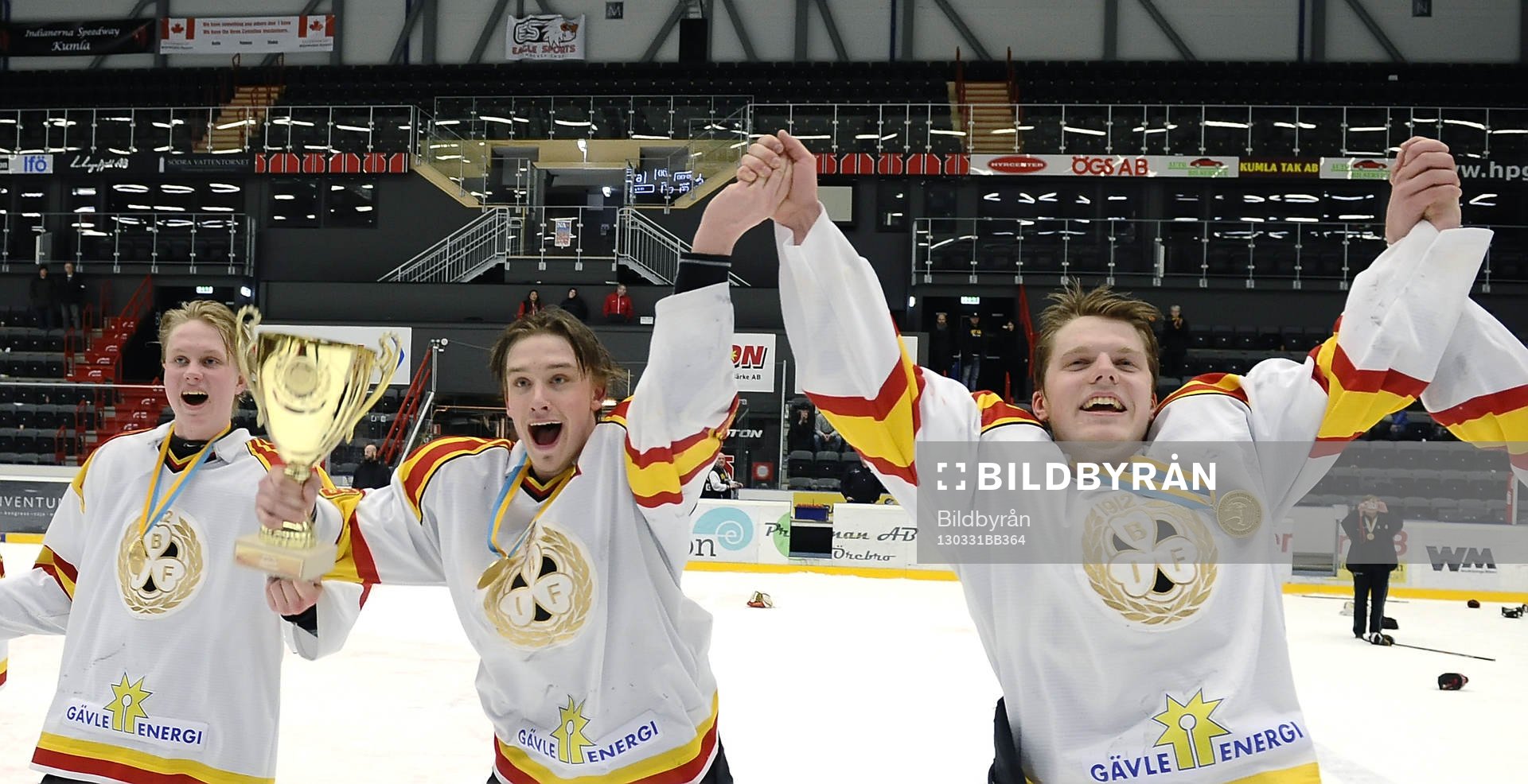 Till vänster Brynäs nr 12 Jens Lööke, nr 23 Marcus