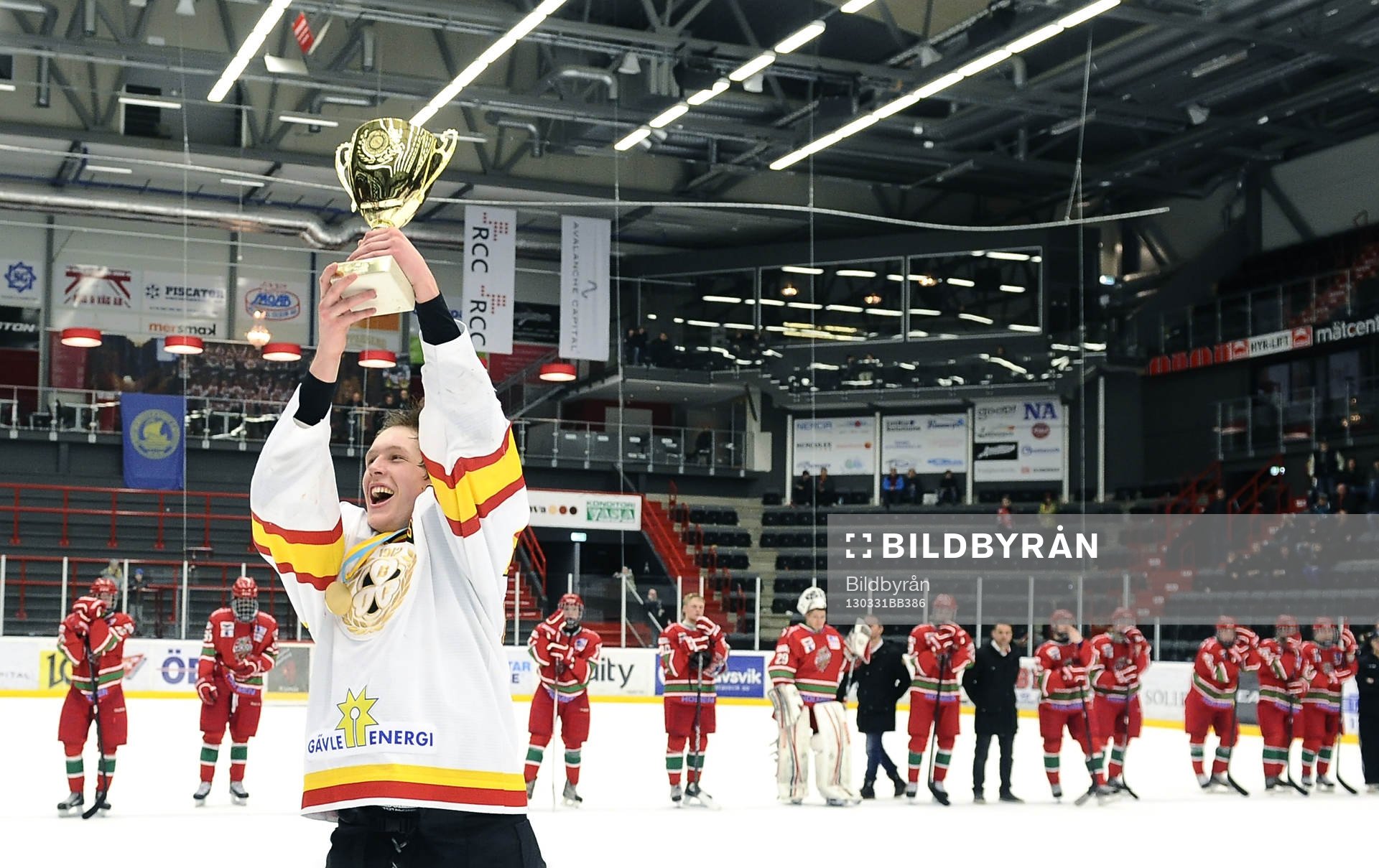 Brynäs lagkapten nr 8 Mattias Göransson höjer