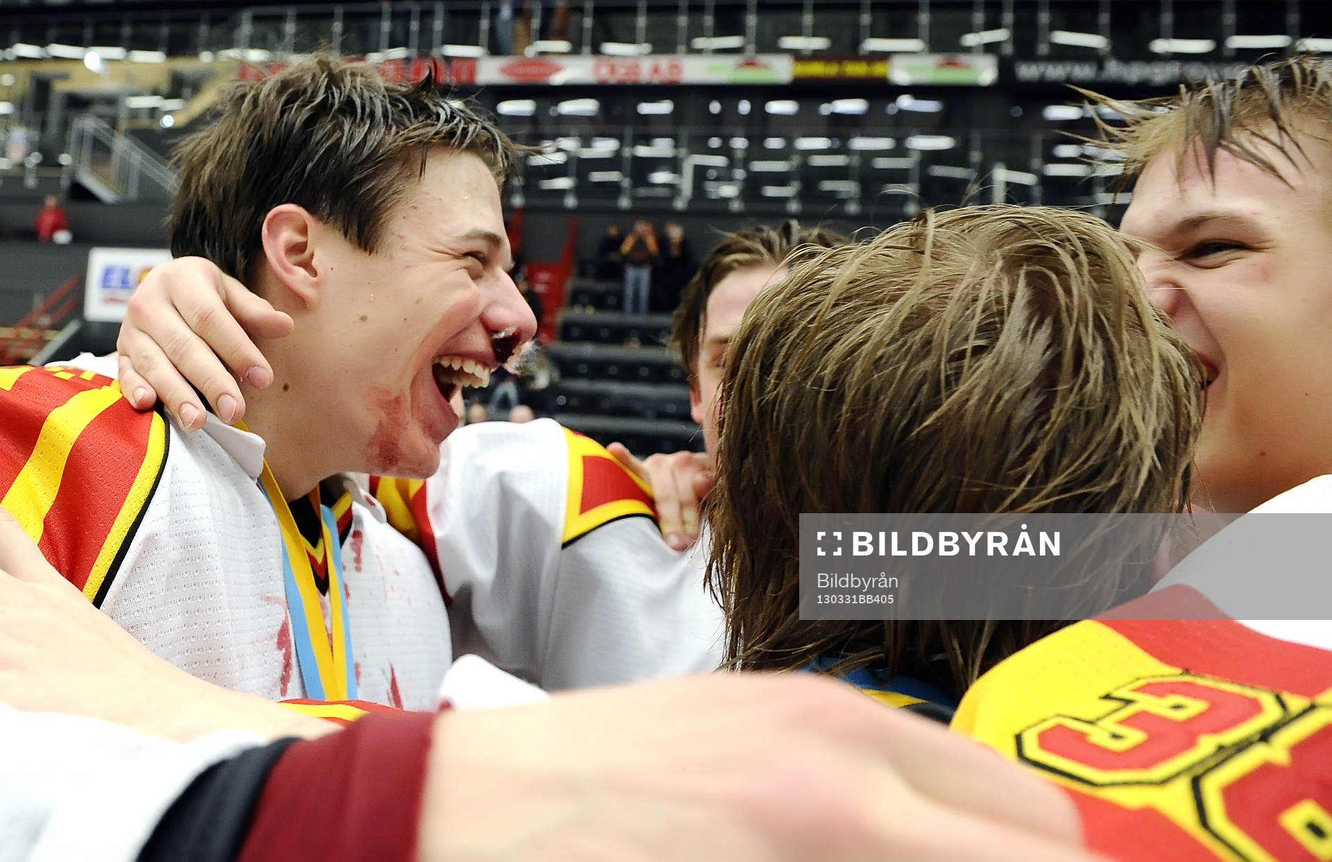 Brynäs målvakt nr 25 Jonas Johansson kramas om av