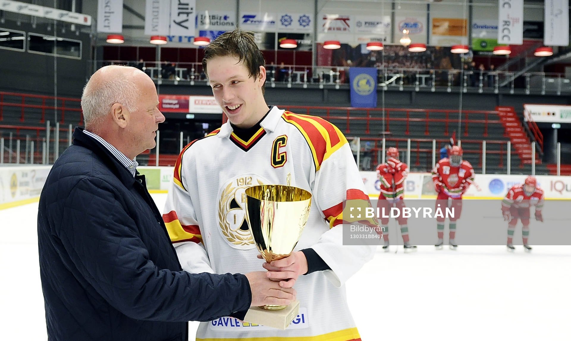 Lagkaptenen Brynäs nr 8 Mattias Göransson tar emot SM