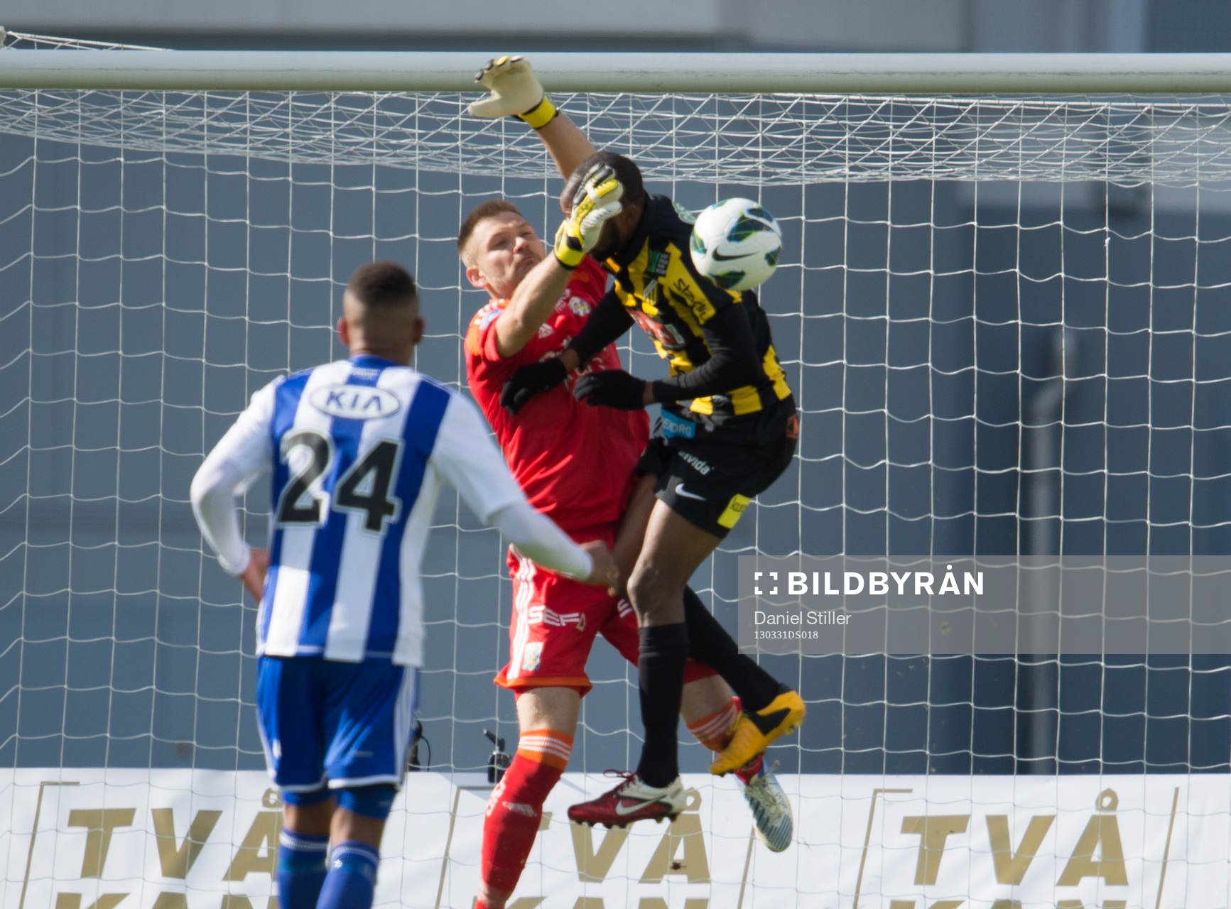 Rene Makondele, Häcken, stör John Alvbåge, målvakt, IFK