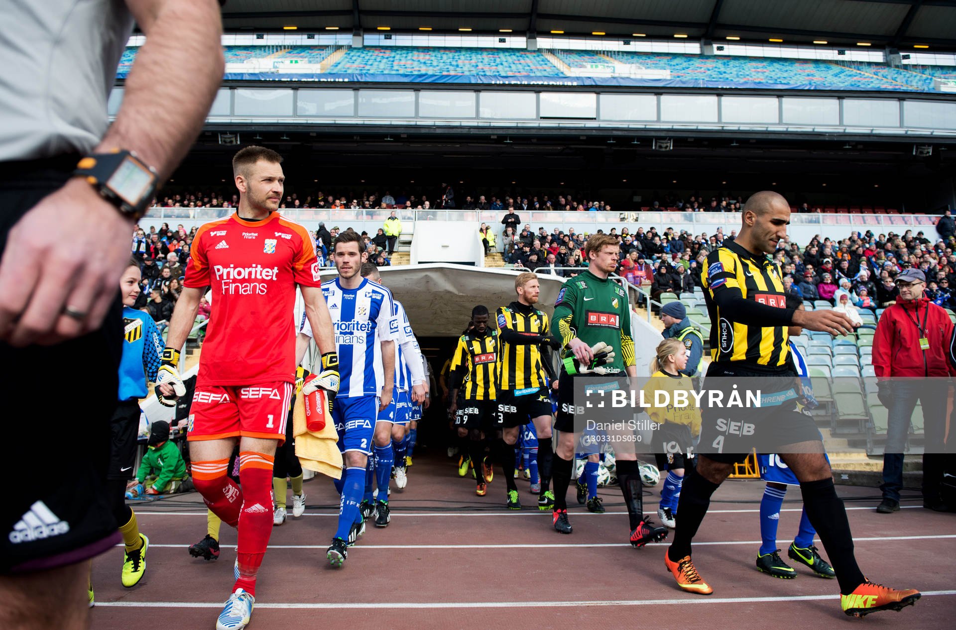 Lagen tågar ut innan matchen, John Alvbåge, målvakt, IFK