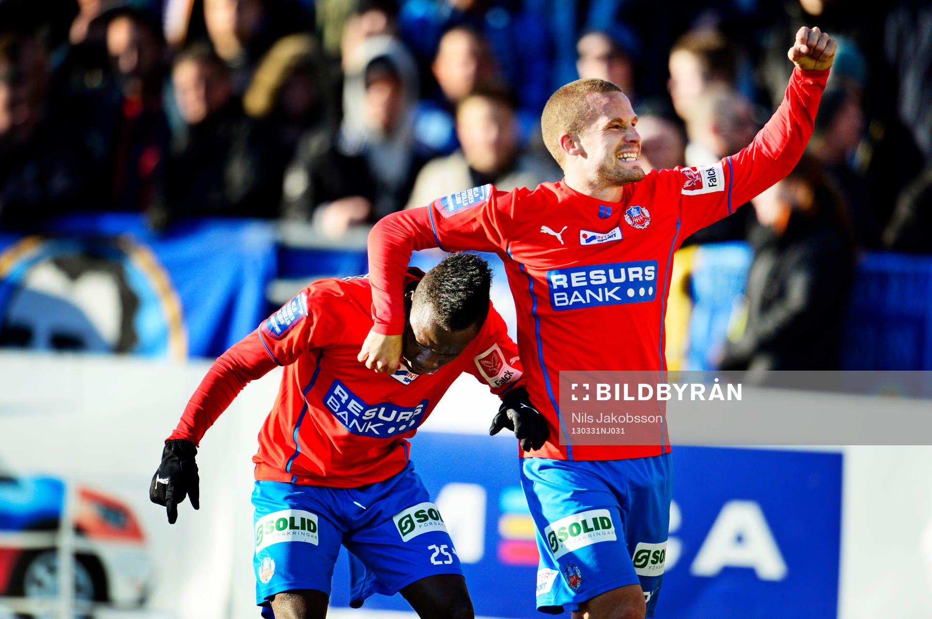 Fotboll, Allsvenskan, Helsingborg - Djurgården: Christoffer Andersson kramar om David Accam efter han gjort 2-0.