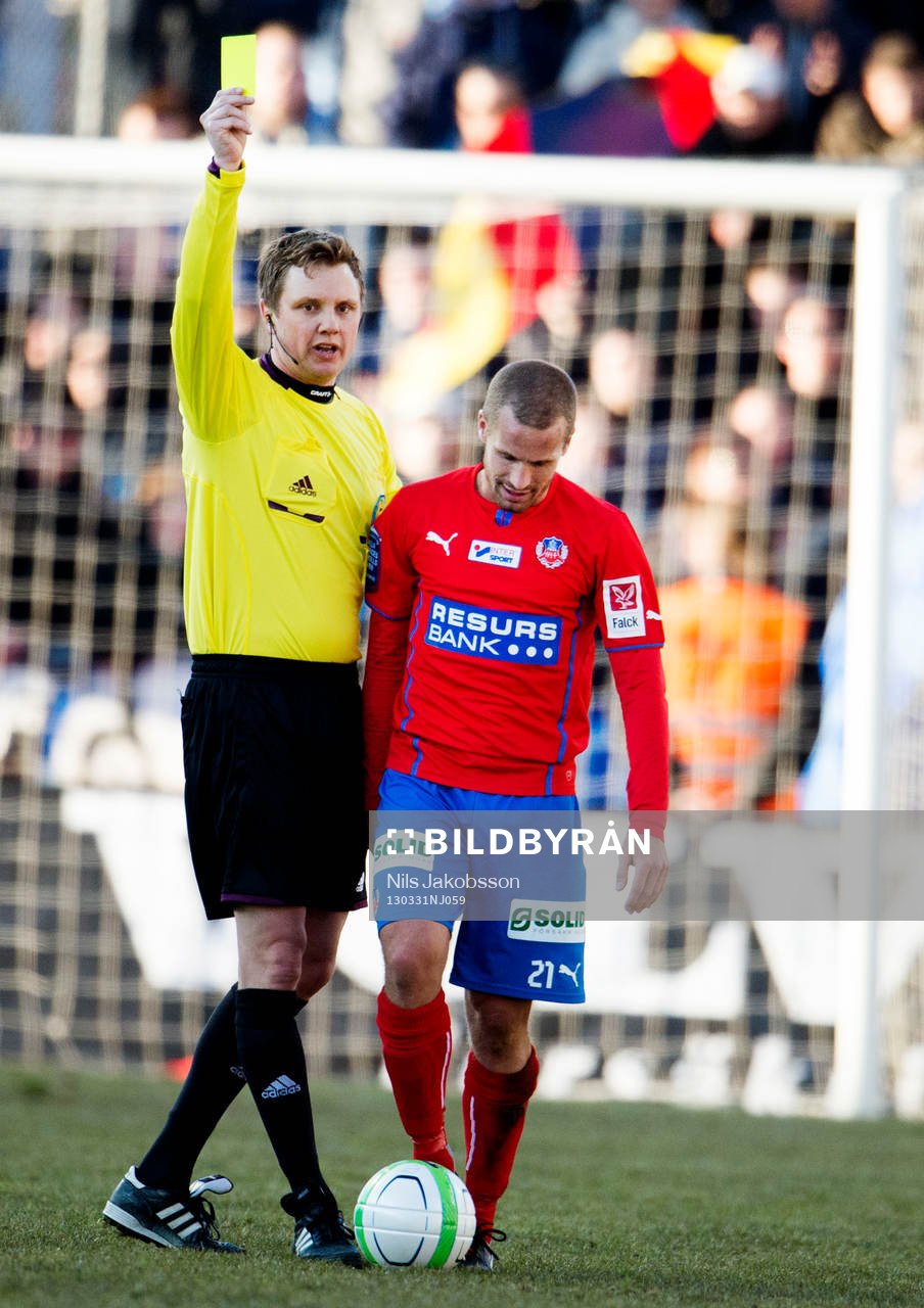 Markus Strömbergsson, domare, ger gult kort till