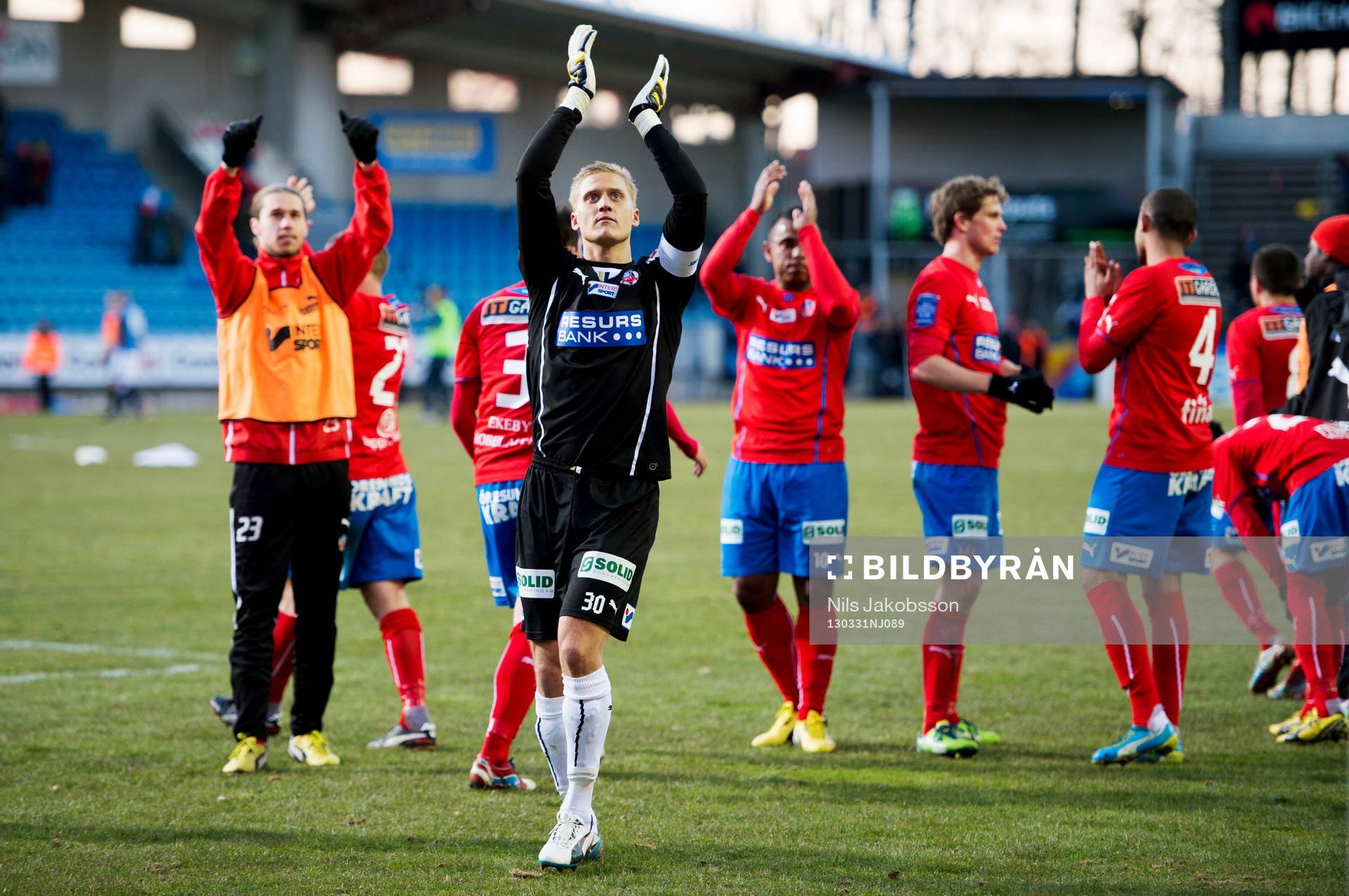 Pär Hansson, målvakt, Helsingborg, tackar publiken