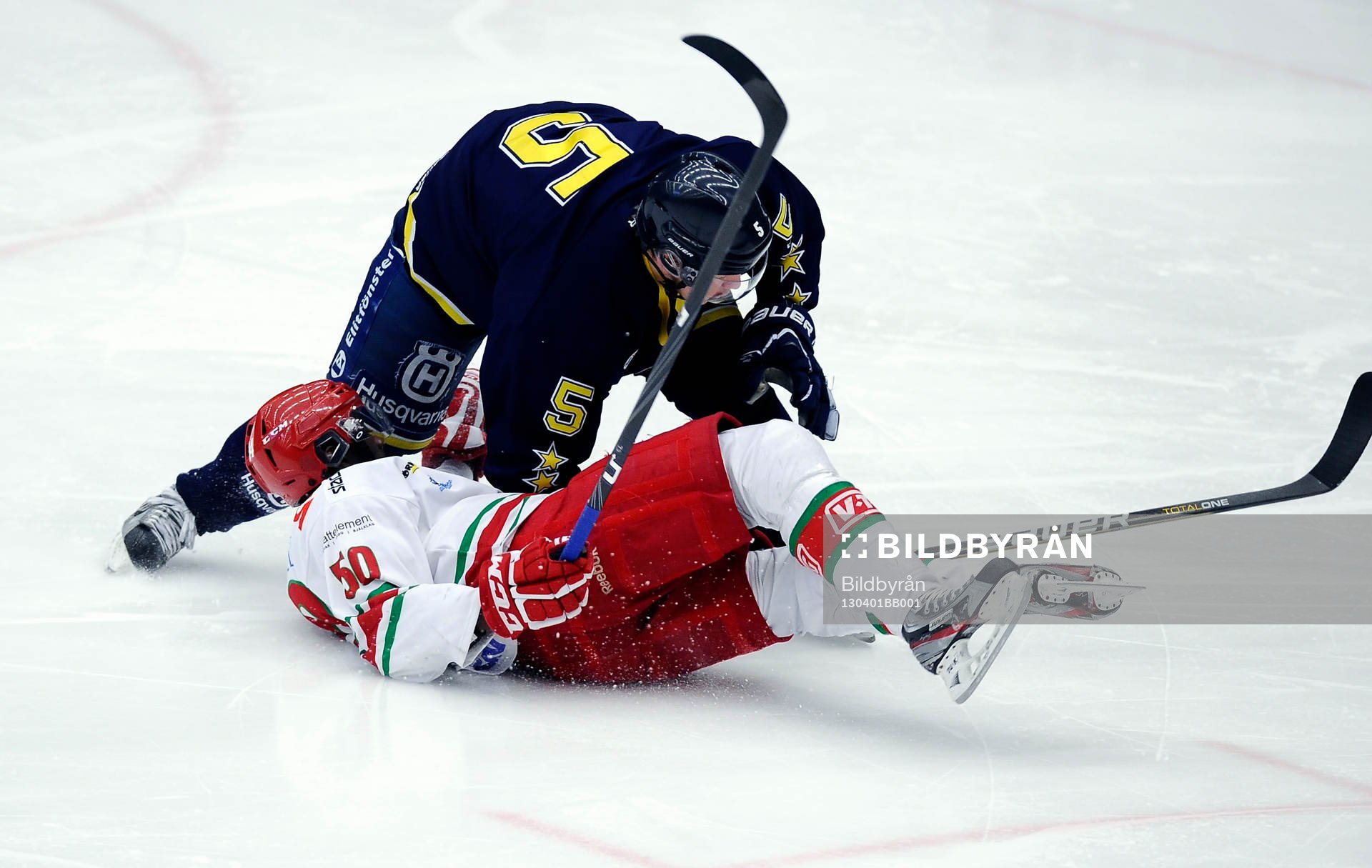 Modos nr 50 Edvin Hedberg och HV71 nr 5 Alex Rönning. ©