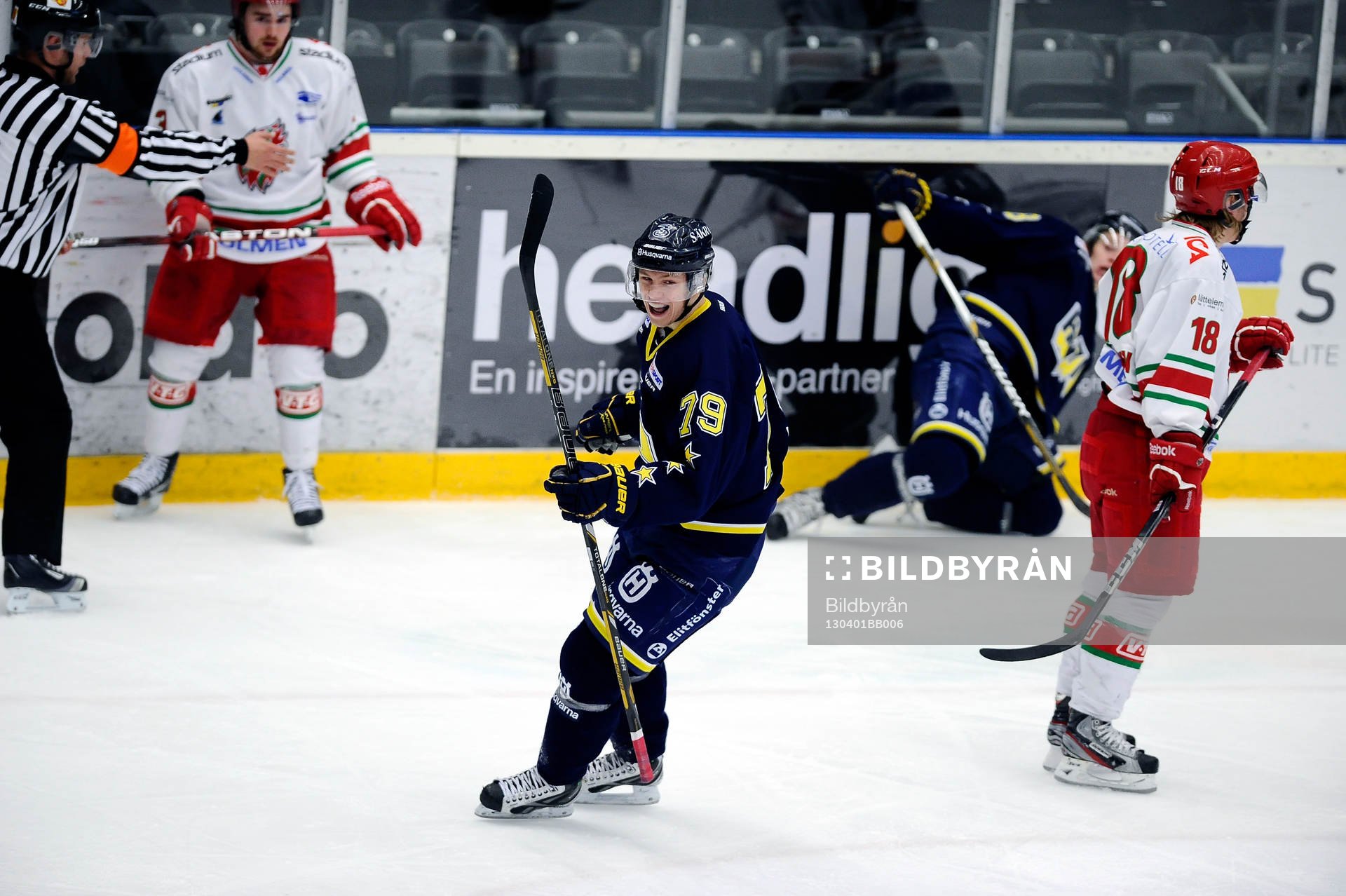 Hv71 nr 79 William Karlsson jublar över sitt 3-1 mål. ©
