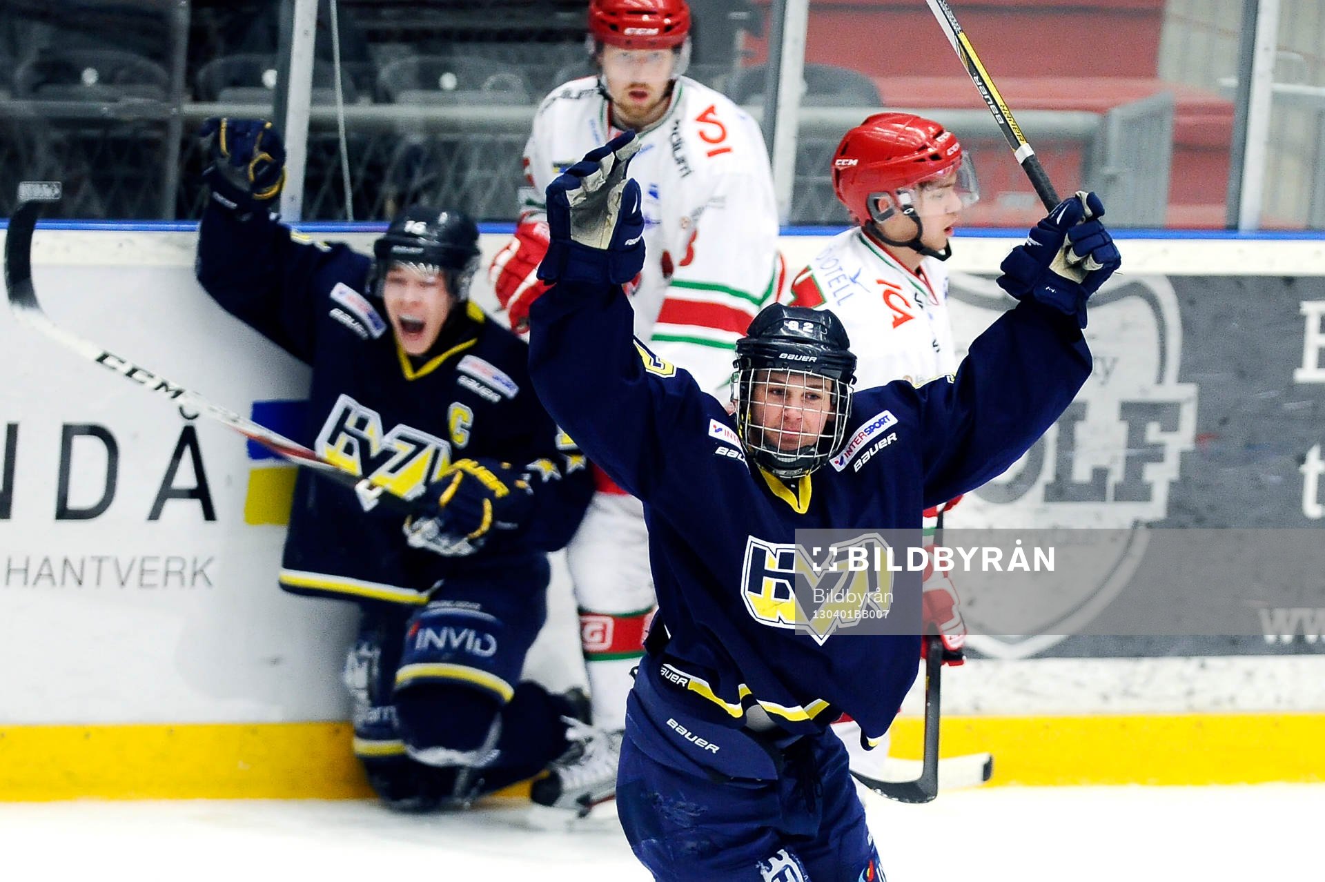 HV71 nr 92 Gustaf Franzén jublar över sitt 2-1 mål