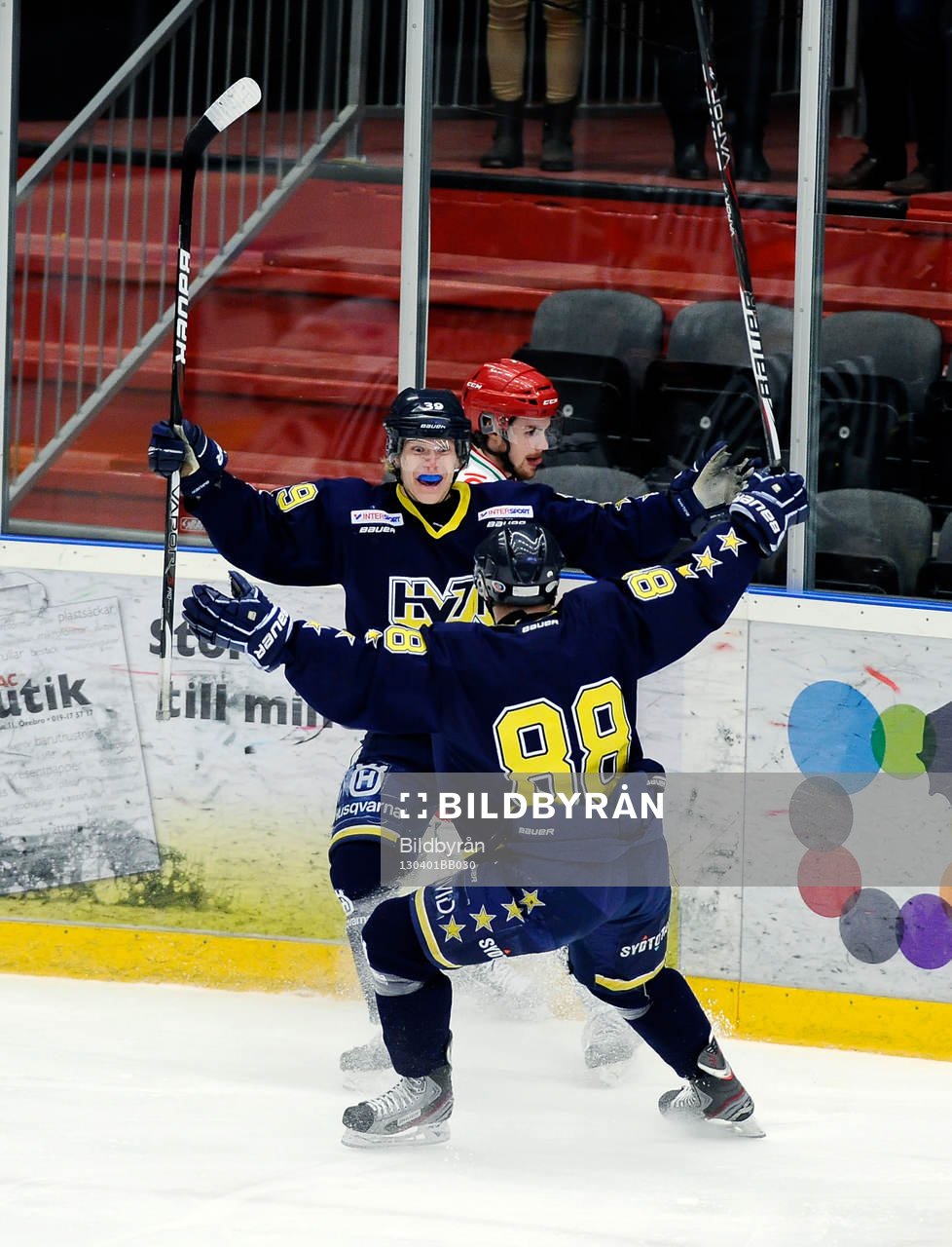 HV71 nr 39 Filiph Engsund jublar över sitt 1-0 mål