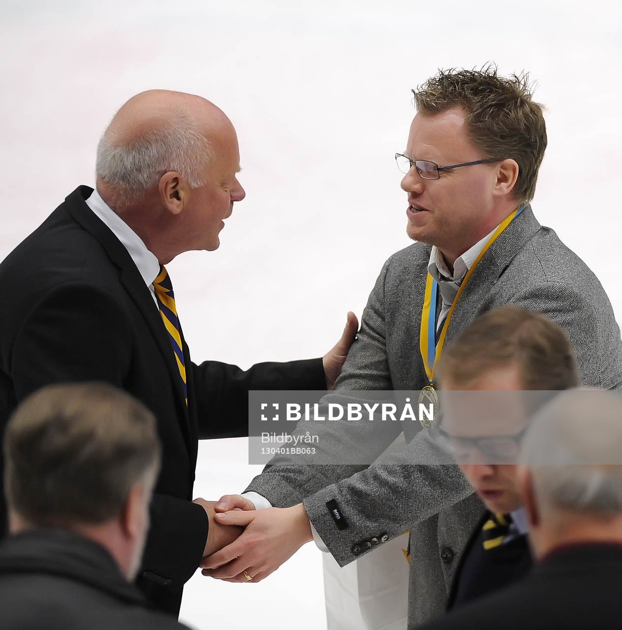 HV71 coach Anders Olsson tar emot pris