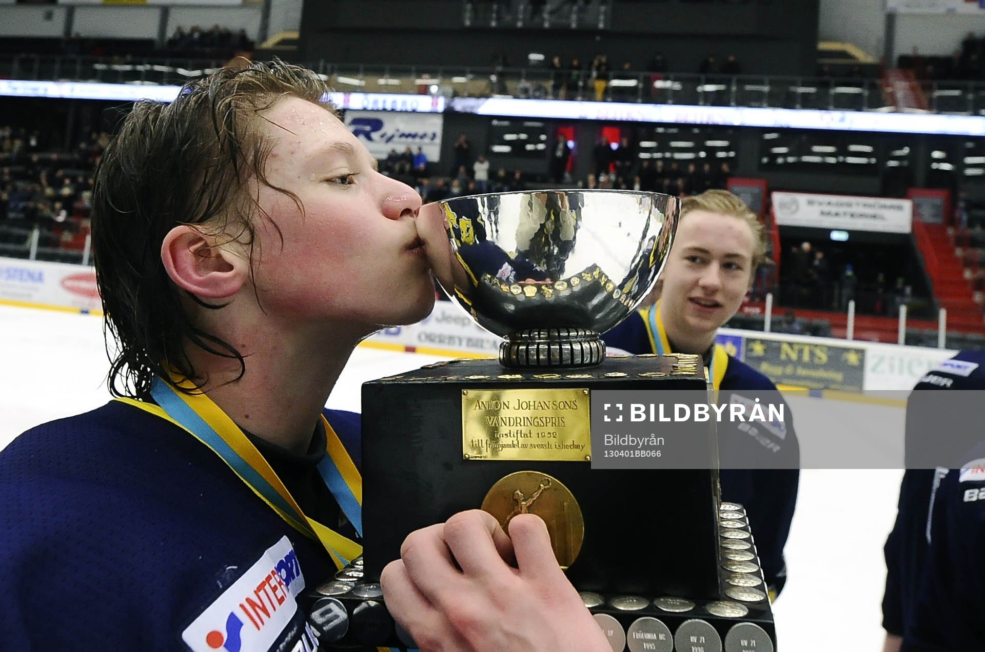 HV71 nr 27 Lawrence Pilut kysser SM bucklan.© Bildbyrån -