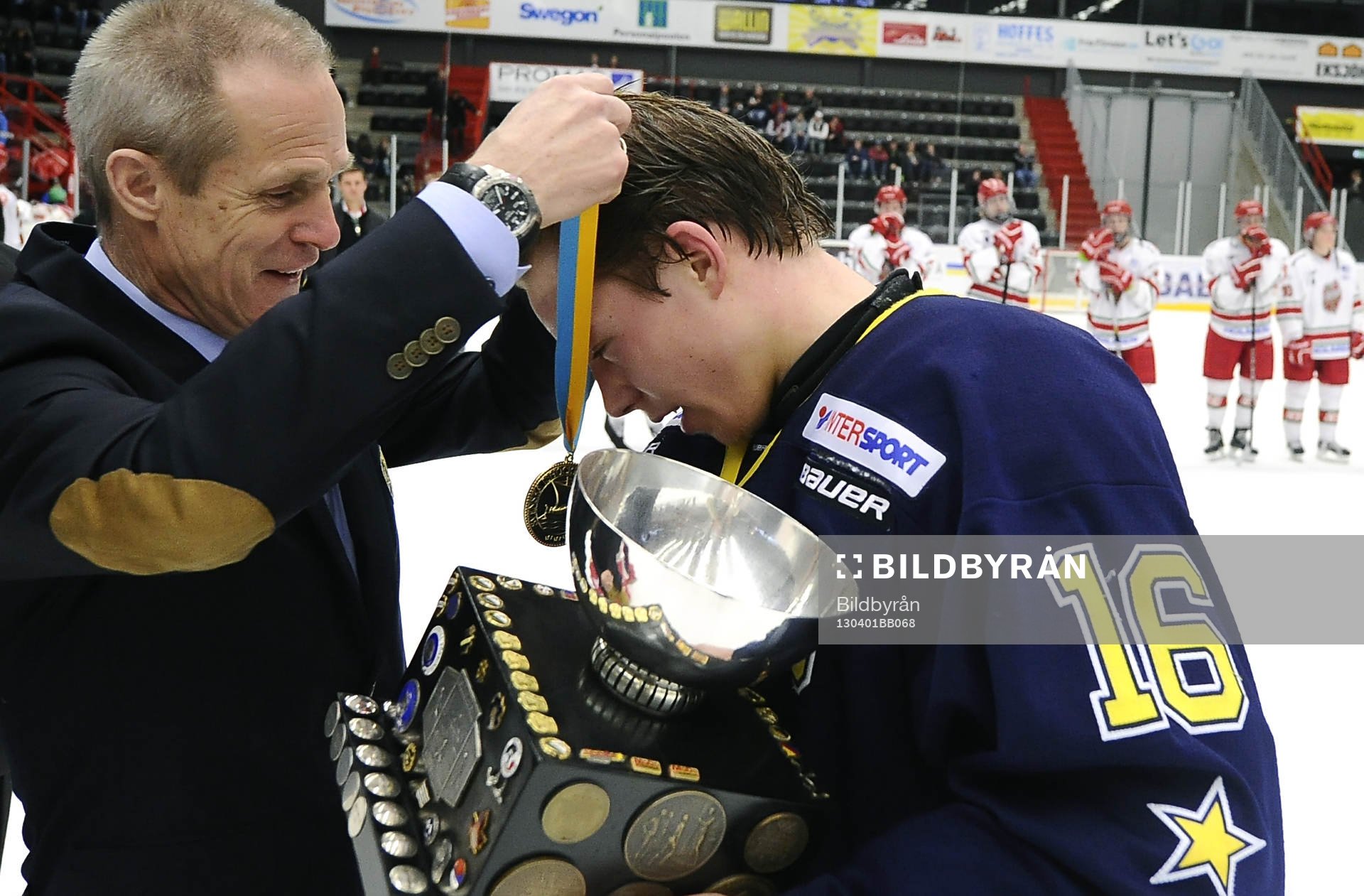 HV71 nr 16 Filip Sandberg tar  emot guldmedaljen