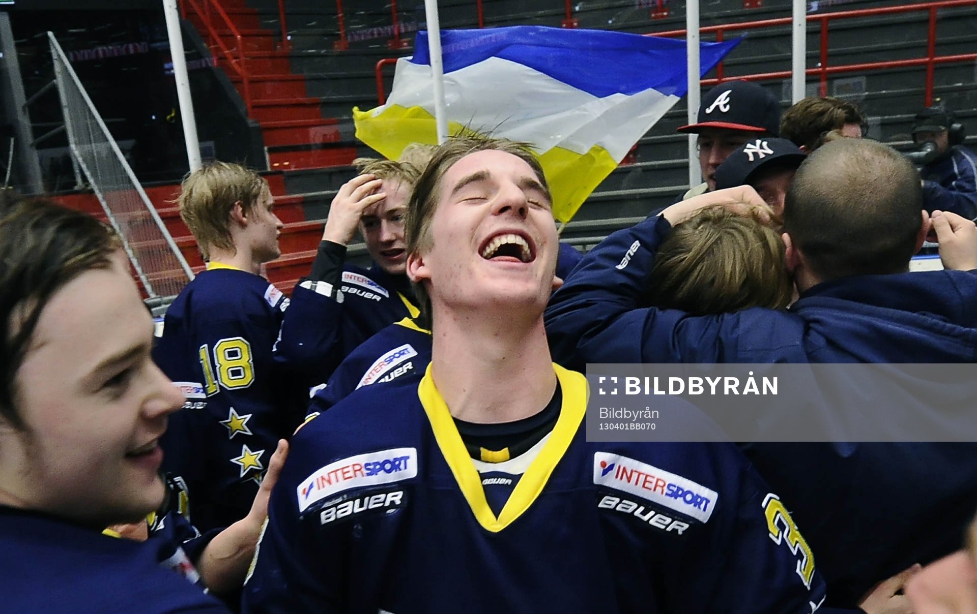 HV71 nr 38 Frank Holmström njuter av SM guldet. ©