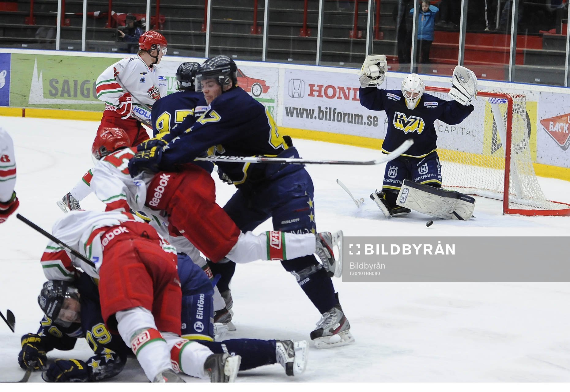 Sista sekonden före slutsiganlen där HV71 målvakt nr 30