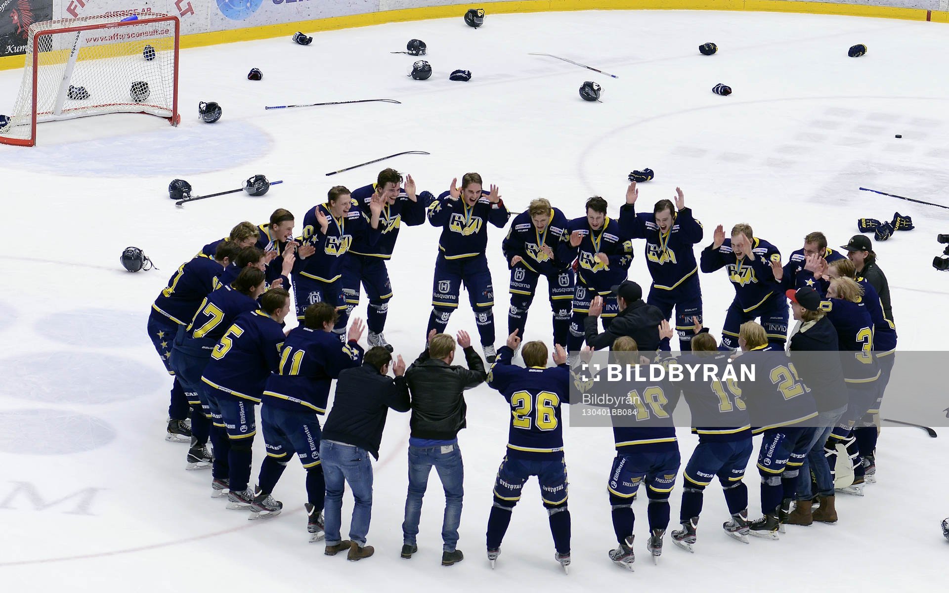 Hela HV71 laget dansar i en ring och firar segerns med