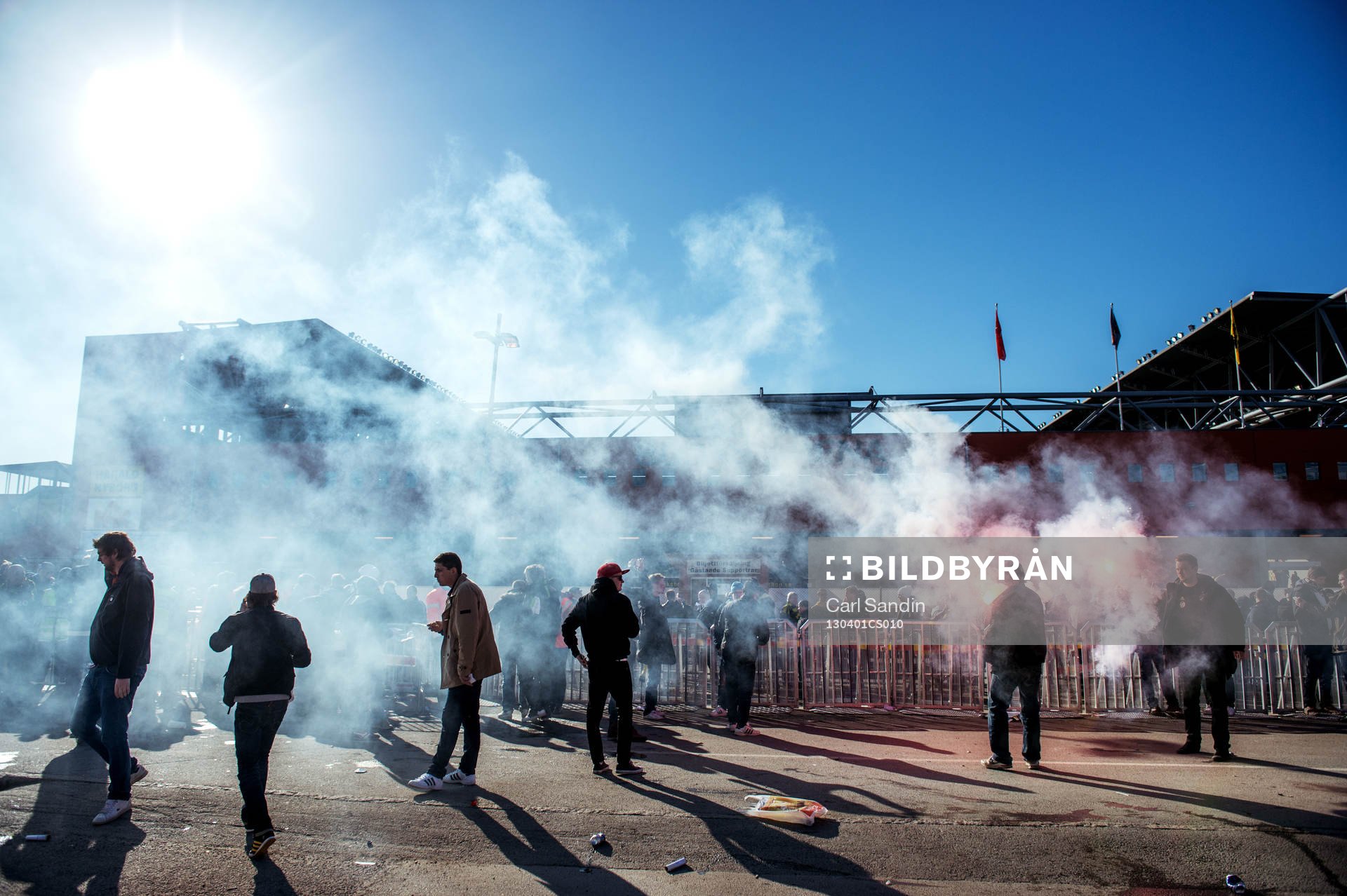 AIKs supportrar tänder bengaler utanför Borås Arena