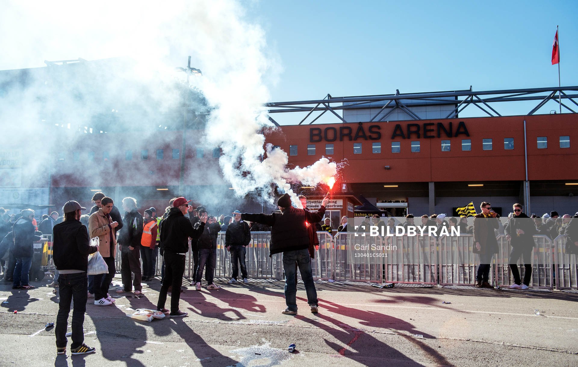 AIKs supportrar tänder bengaler utanför Borås Arena