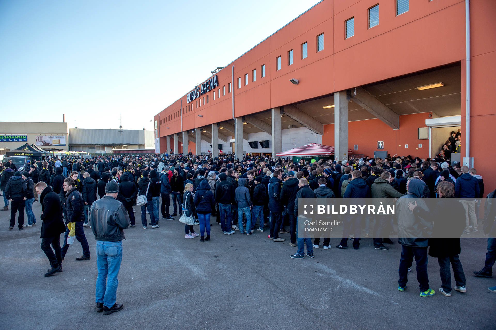 AIK-supportrarna väntar på att gå in på Borås Arena