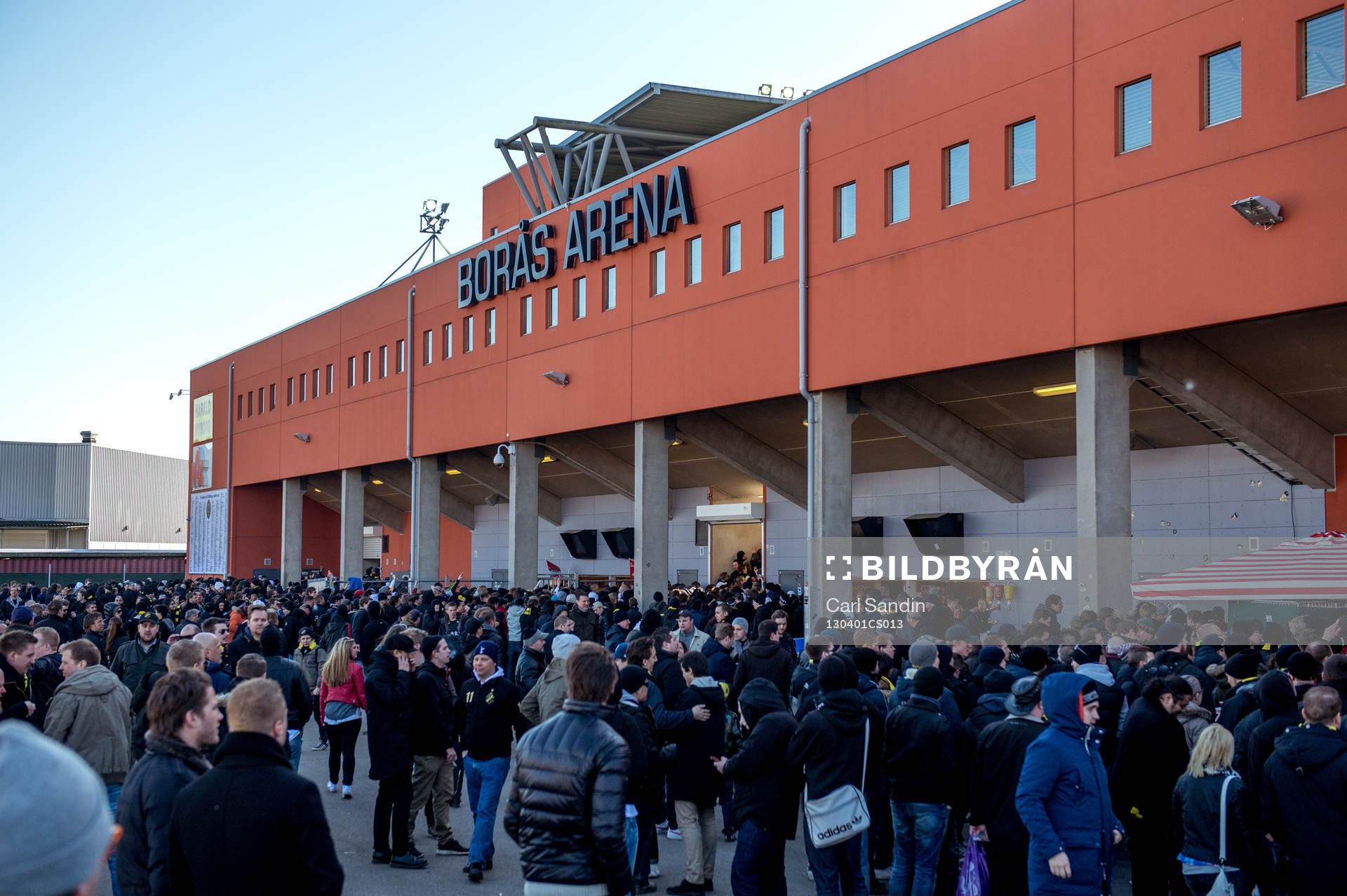 AIK-supportrarna väntar på att gå in på Borås Arena