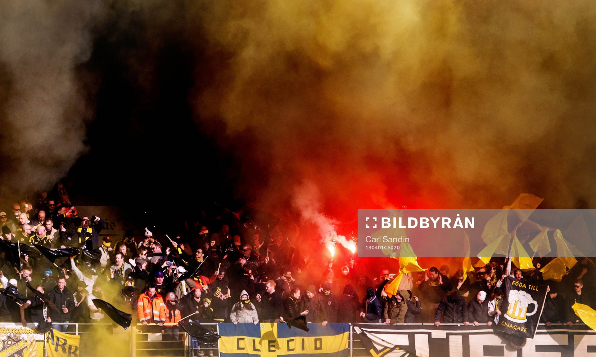 AIK-supportrarna tänder bengaler på läktaren innan
