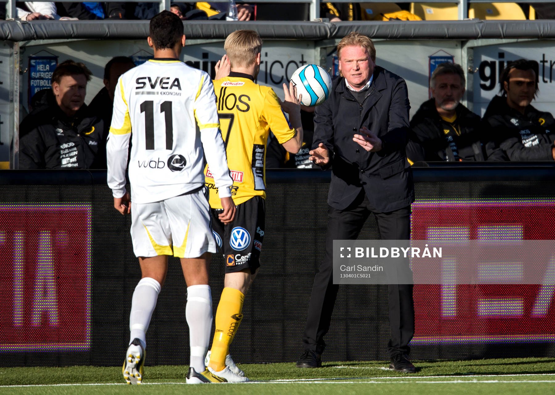 Jörgen Lennartsson, tränare, Elfsborg, kastar bollen till