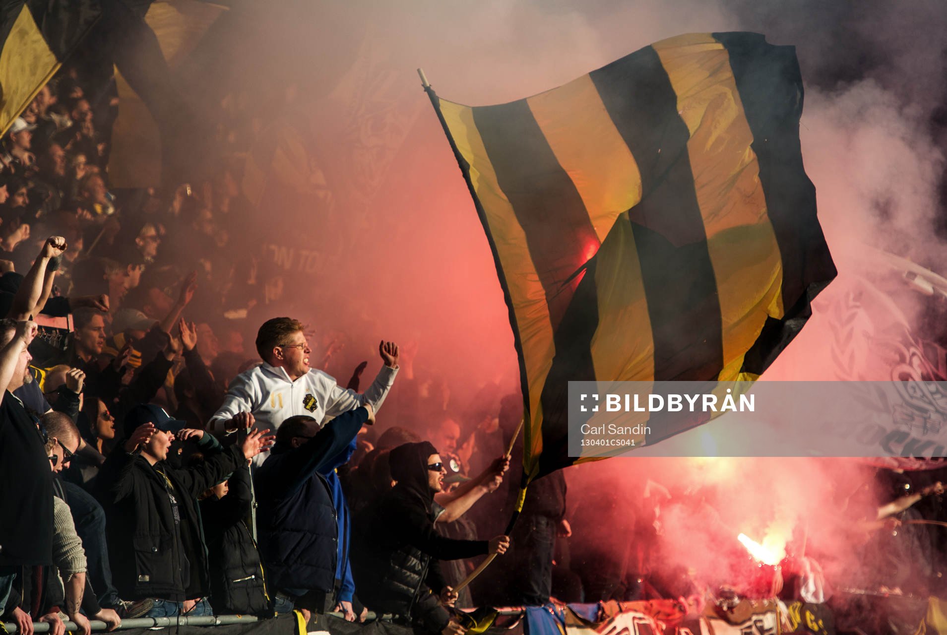 AIK-supportrarna tände bengaler