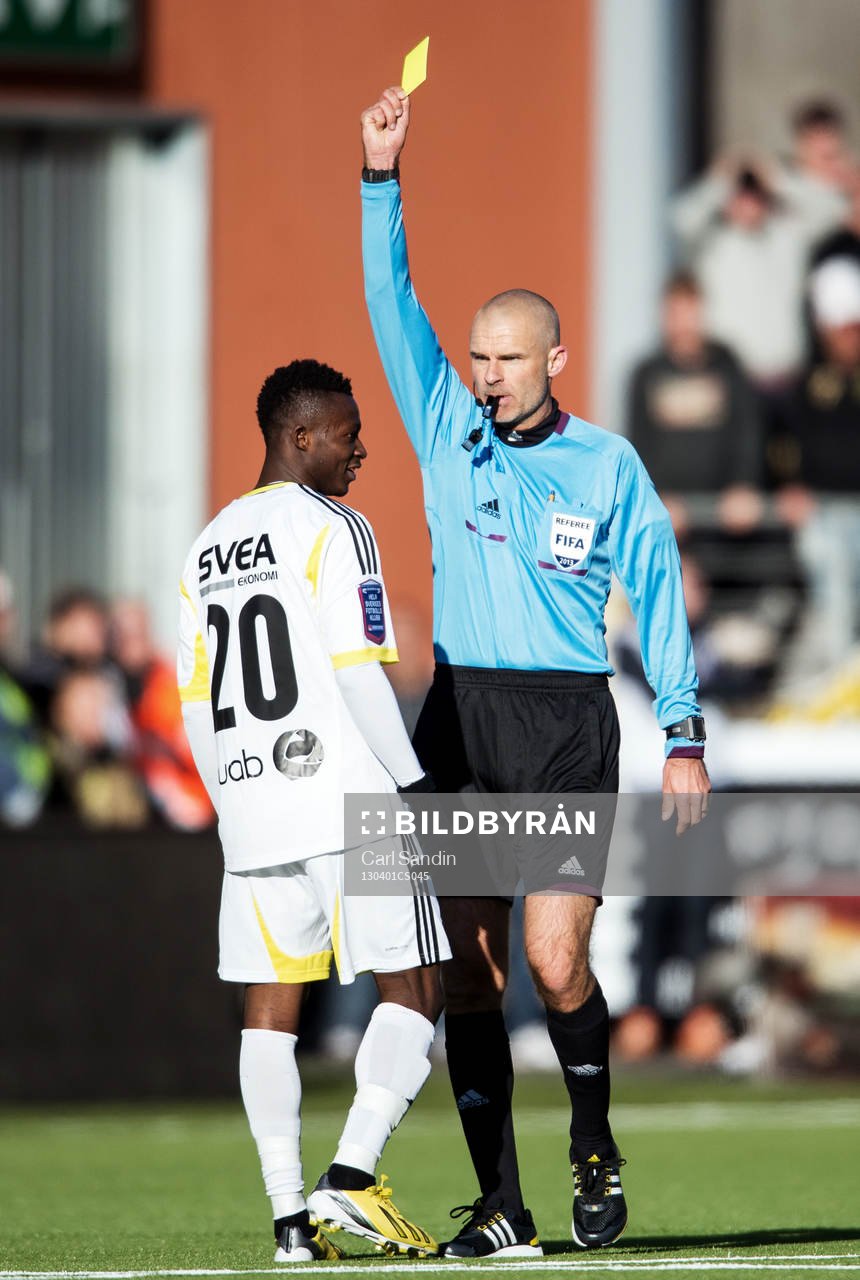 Domare Michael Lerjéus, Skövde, ger gult kort till