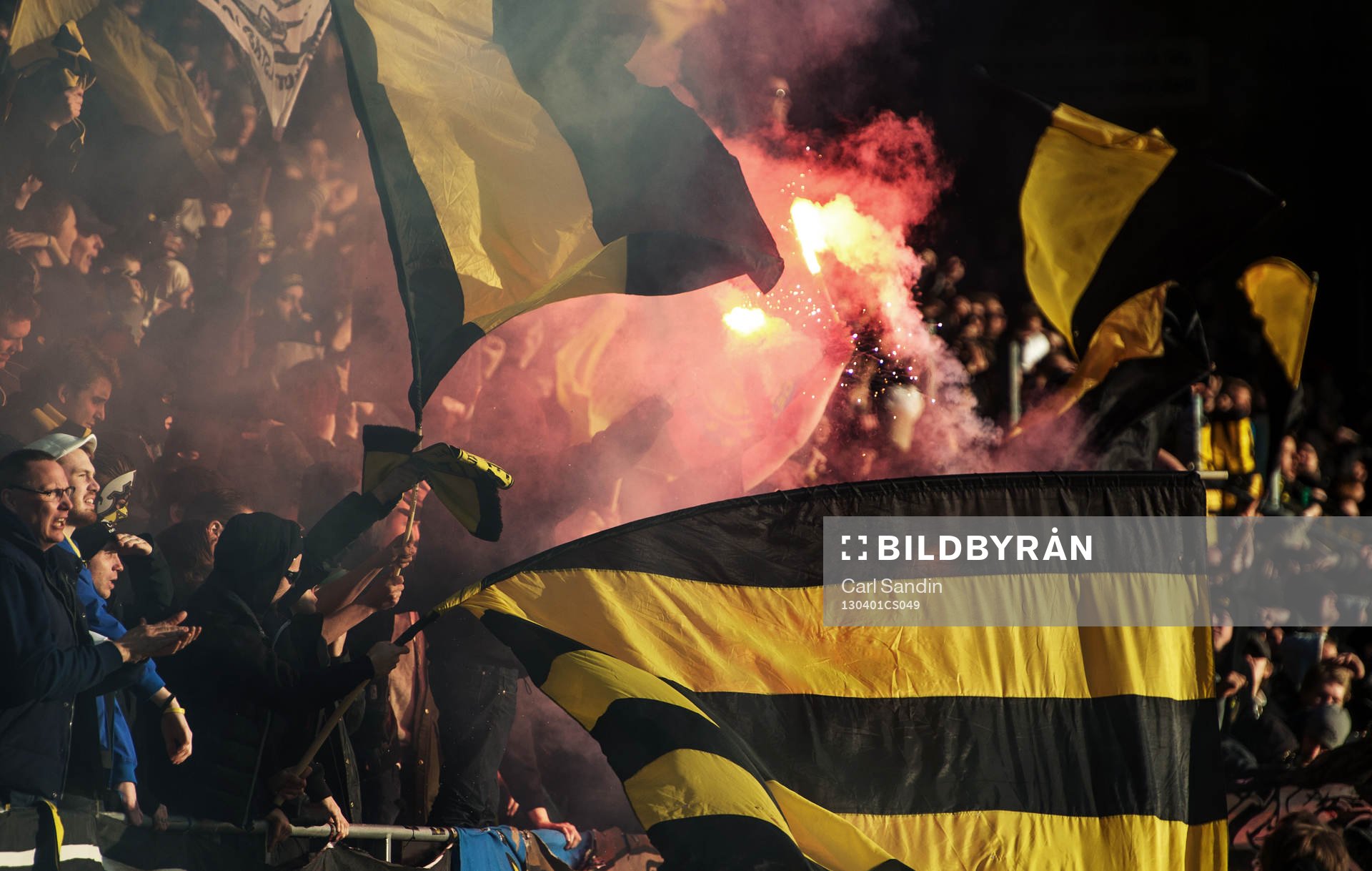 AIK-supportrarna tände bengaler