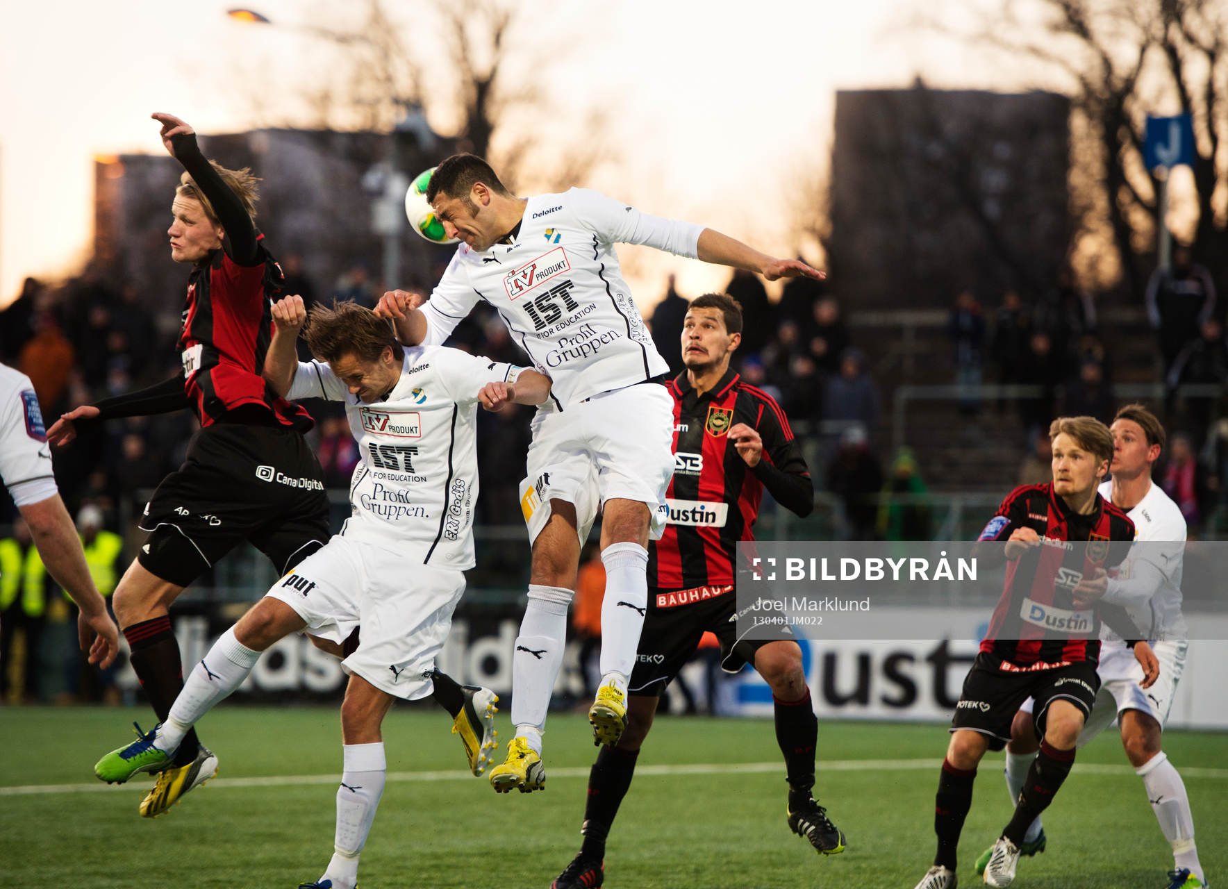 Juan Robledo, Öster, lyckas inte få bort bollen på en