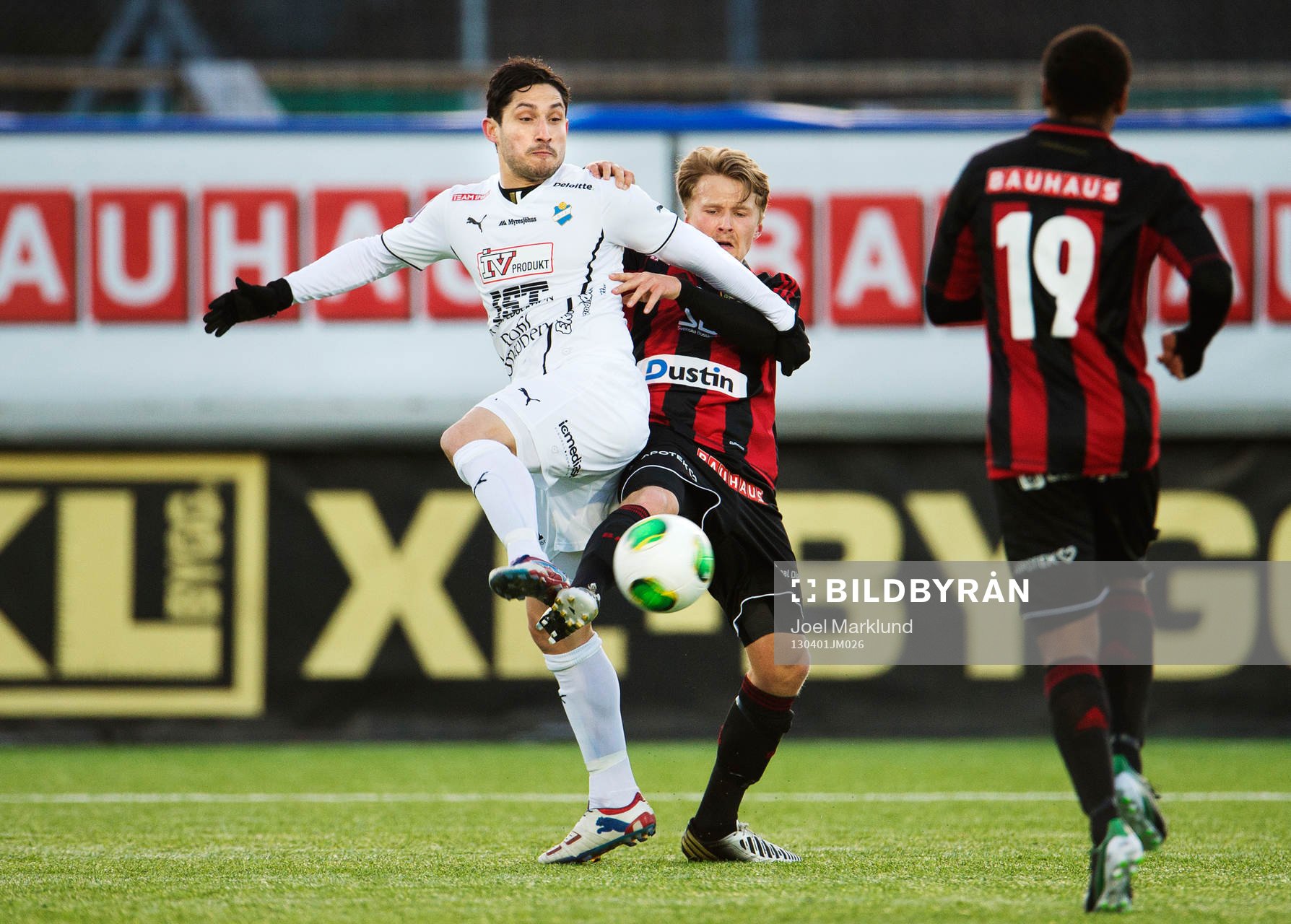 Pablo Pinones Arce, Öster, utmanas av Jacob Une Larsson,