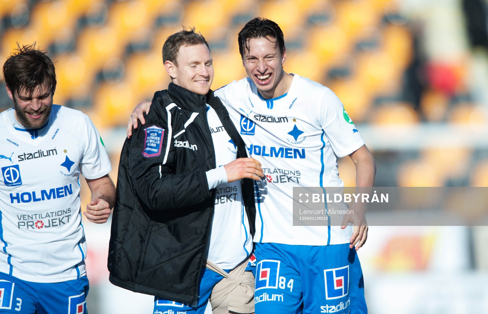 Fotboll, allsvenskan, Mjällby - Norrköping: Slutsignal, den utvisade David Wiklander jublar ikapp med Martin Smedberg-Dalence, Norrköping