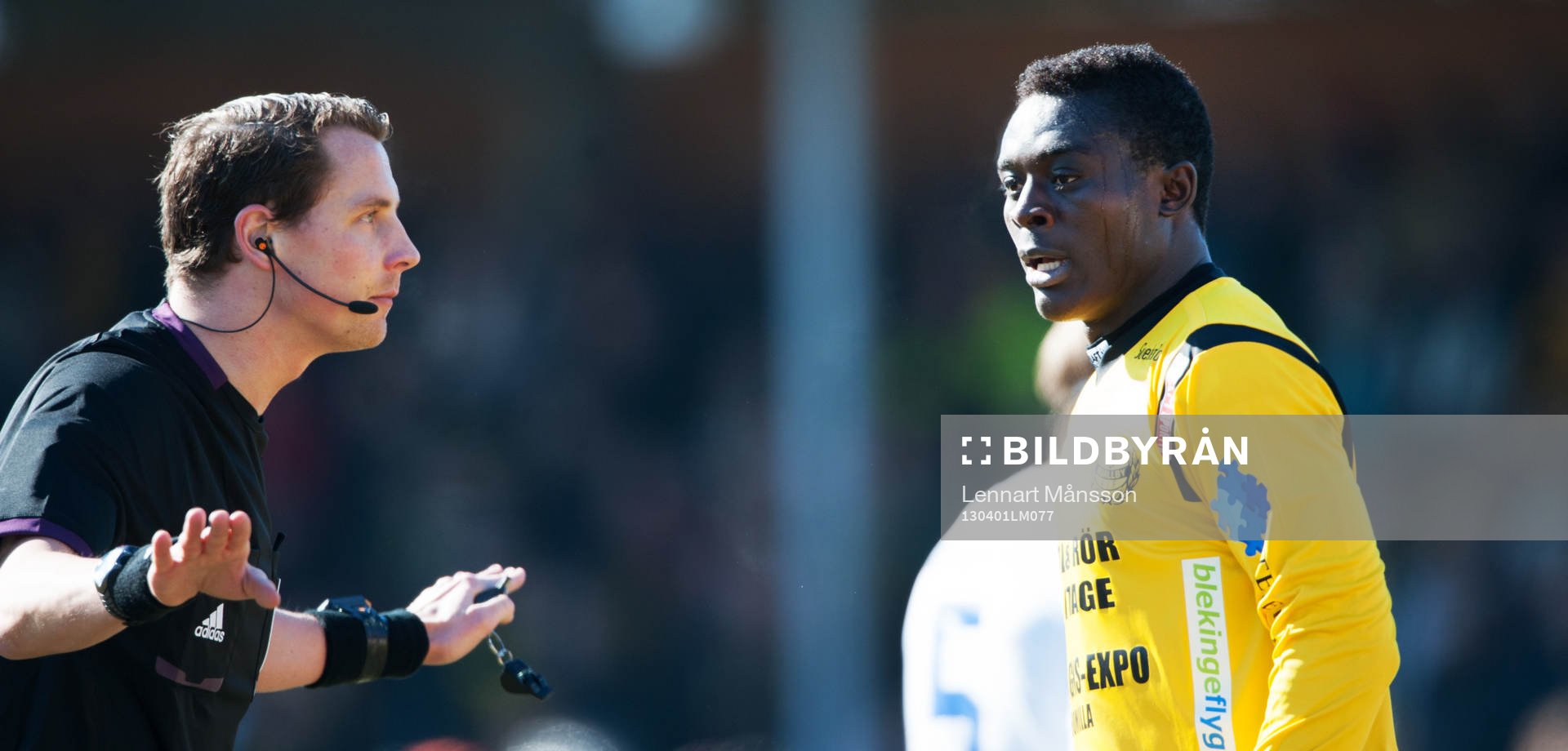Andreas Ekberg, domare och Gbenga Arokoyo, Mjällby.